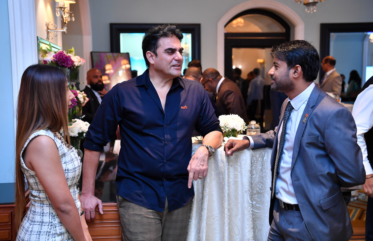 ރާއްޖޭގެ ޓޫރިޒަމާއި ވިޔަފާރި ޕްރޮމޯޓް ކުރެއްވުމަށް މުމްބާއީގައި ބޭއްވި ހަފްލާގައި ބޮލީވުޑްގެ މަޝްހޫރު ފިލްމީތަރި އަރްބާޒް ހާންގެ ދެމަފިރިންނާ އެމްއެމްޕީއާރުސީގެ އެމްޑީ އިބްރާހިމް ޝިއުރީ ވާހަކަ ދައްކަވަނީ --- ފޮޓޯ/ރައީސް އޮފީސް