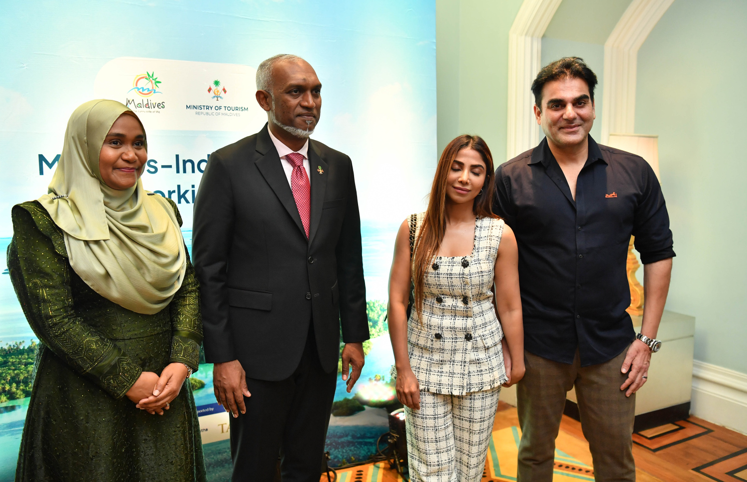 ރާއްޖޭގެ ޓޫރިޒަމާއި ވިޔަފާރި ޕްރޮމޯޓް ކުރެއްވުމަށް މުމްބާއީގައި ބޭއްވި ހަރަކާތުގައި ބޮލީވުޑްގެ މަޝްހޫރު ފިލްމީތަރި އަރްބާޒް ހާންގެ ދެމަފިރިން ރައީސްގެ ދެކަނބަލުންނާ އެކު ފޮޓޯއެއް ނަގަނީ --- ފޮޓޯ/ރައީސް އޮފީސް