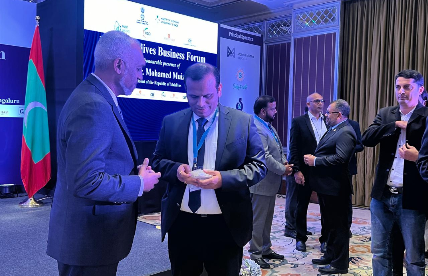 އިންޑިއާއަށް ރައީސް ކުރައްވަމުން ގެންދަވާ ދަތުރުފުގައި ބޭއްވި ބިޒްނަސް ފޯރަމްގައި ބައިވެރިވި ބައެއް ވިޔަފާރިވެރިންނާ ރައީސް މުއިއްޒު ބައްދަލު ކުރައްވަނީ --- ފޮޓޯ/މިހާރު