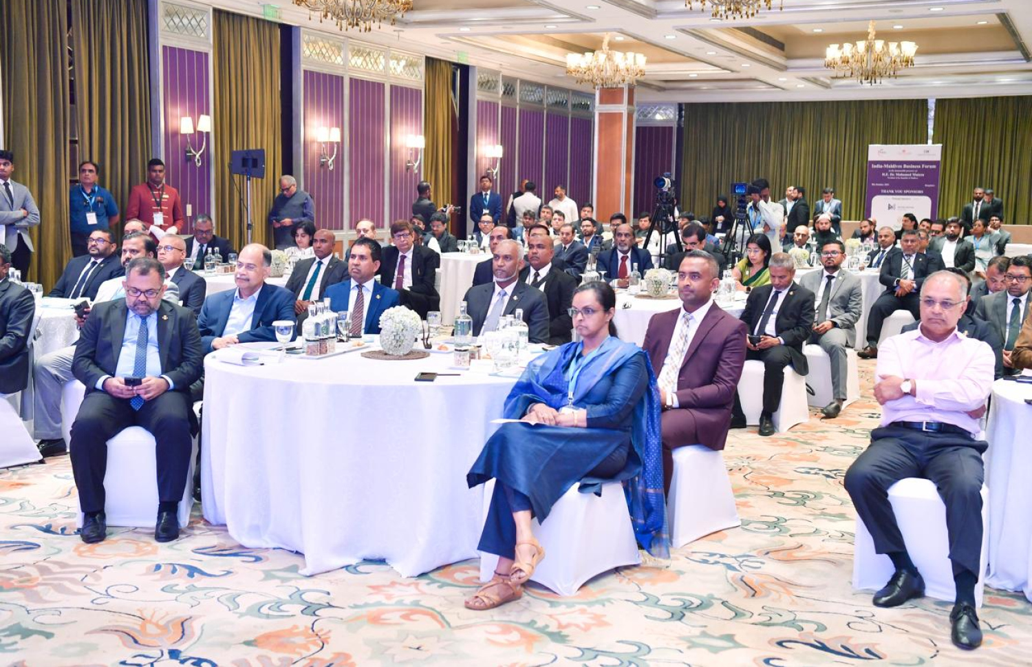 ބެންގަލޫރުގައި ބޭއްވި ބިޒްނަސް ފޯރަމްގައި ރައީސް މުއިއްޒު ބައިވެރިވެ ވަޑައިގަންނަވަނީ --- ފޮޓޯ/މިހާރު