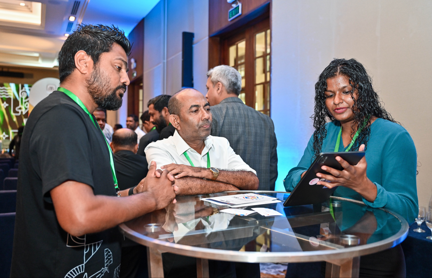 ގެސްޓް ހައުސް ސިމްޕޯޒިއަމްގައި، ގެސްޓްހައުސް ހިންގަމުން އަންނަ ބަޔަކަށް މައުލޫމާތު ދެނީ. -- ފޮޓޯ: ފަޔާޒު މޫސާ | މިހާރު