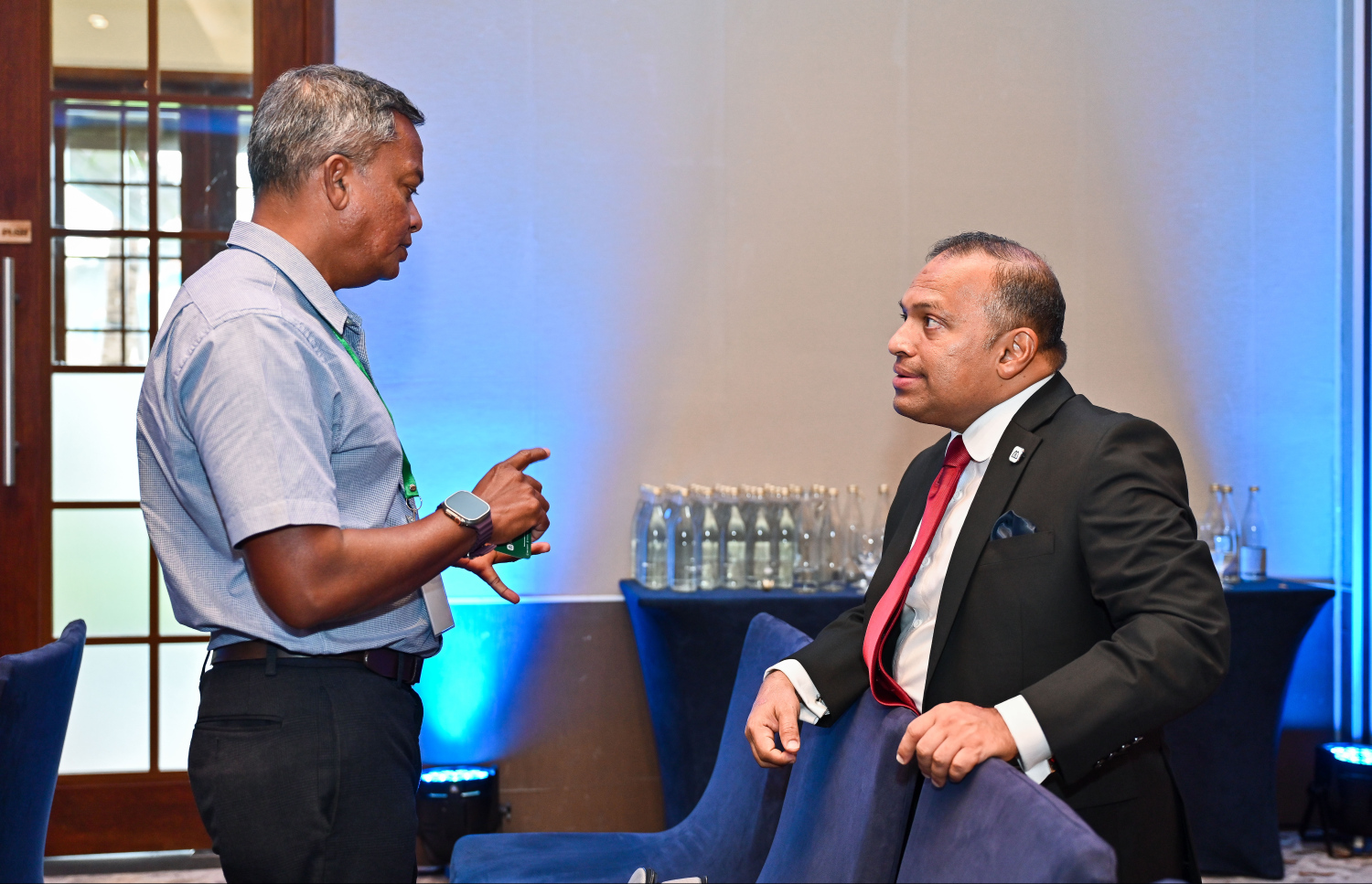 އިސްލާމިކް ބޭންކްގެ ސީއީއޯ މުފައްދަލް އިދްރީސް ސިމްޕޯޒިއަމްގެ ތެރެއިން މީހަކާ ވާހަކަ ދައްކަވަނީ --- ފޮޓޯ: ފަޔާޒު މޫސާ | މިހާރު