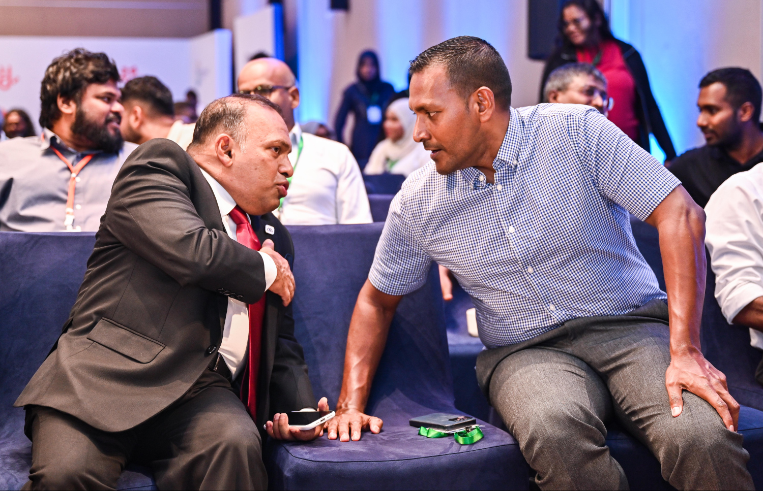 އެމްއައިބީ އިސްނަގައިގެން ރާއްޖޭގައި ބޭއްވި ގެސްޓްހައުސް ސިމްޕޯޒިއަމްގައި ކުރީގެ ޕީޖީ ހުސެއިން ޝަމީމާއި އެމްއައިބީގެ ސީއީއޯ މުފައްދަލް އިދްރީސް ވާހަކަ ދައްކަވަނީ --- ފޮޓޯ: ފަޔާޒު މޫސާ | މިހާރު