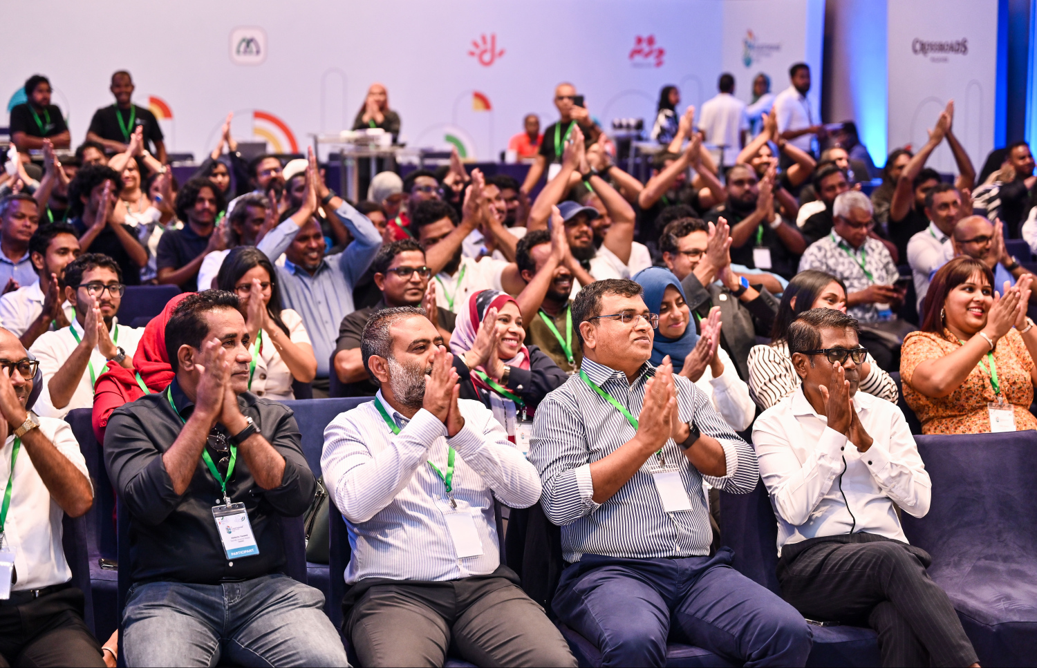 ގެސްޓްހައުސް ސިމްޕޯޒިއަމްގައި ބައެއް މީހުން ބައިވެރިވަނީ --- ފޮޓޯ: ފަޔާޒު މޫސާ | މިހާރު