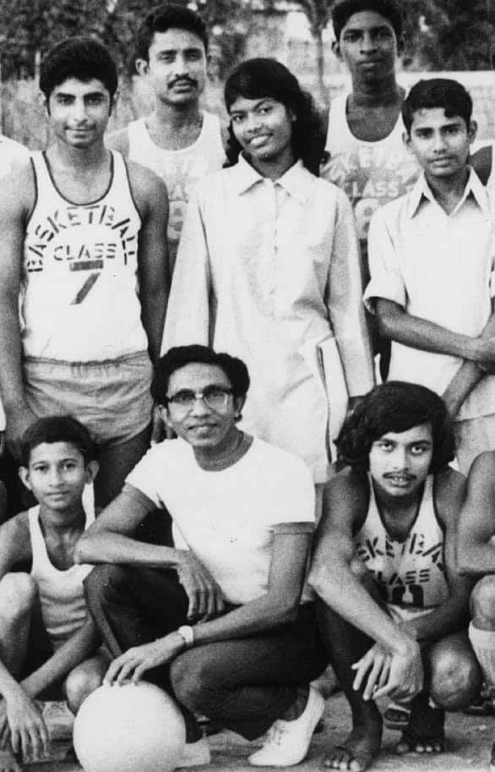 ޒާހިރު ނަސީރު ހިންގެވި ބާސްކެޓްބޯޅަ ކްލަހުގެ ބައިވެރިން މި ފޮޓޯގެ ދެވަނަ އަށް އާސްތާނާ އަބްދުޝުކޫރު އަލީ