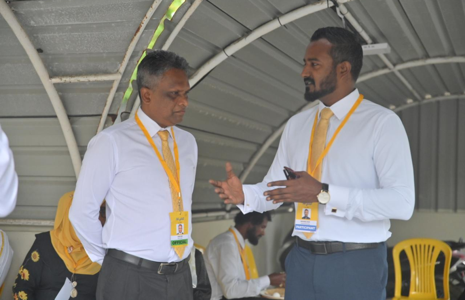 އެމްޑީޕީގެ ''ލާމަރުކަޒީ ގުޅުން'' ކޮންފަރެންސް ފެށުމަށް ހދ. ކުޅުދުއްފުށީގައި ބޭއްވި ބައްދަލުވުމުގައި ކުޅުދުއްފުށީގެ މޭޔަރު މުހައްމަދު އާތިފް އަދި މާލޭގެ މޭޔަރު އާދަމް އާޒިމް ބައިވެރިވެވަޑައިގަންނަވަނީ.-- ފޮޓޯ: އެމްޑީޕީ