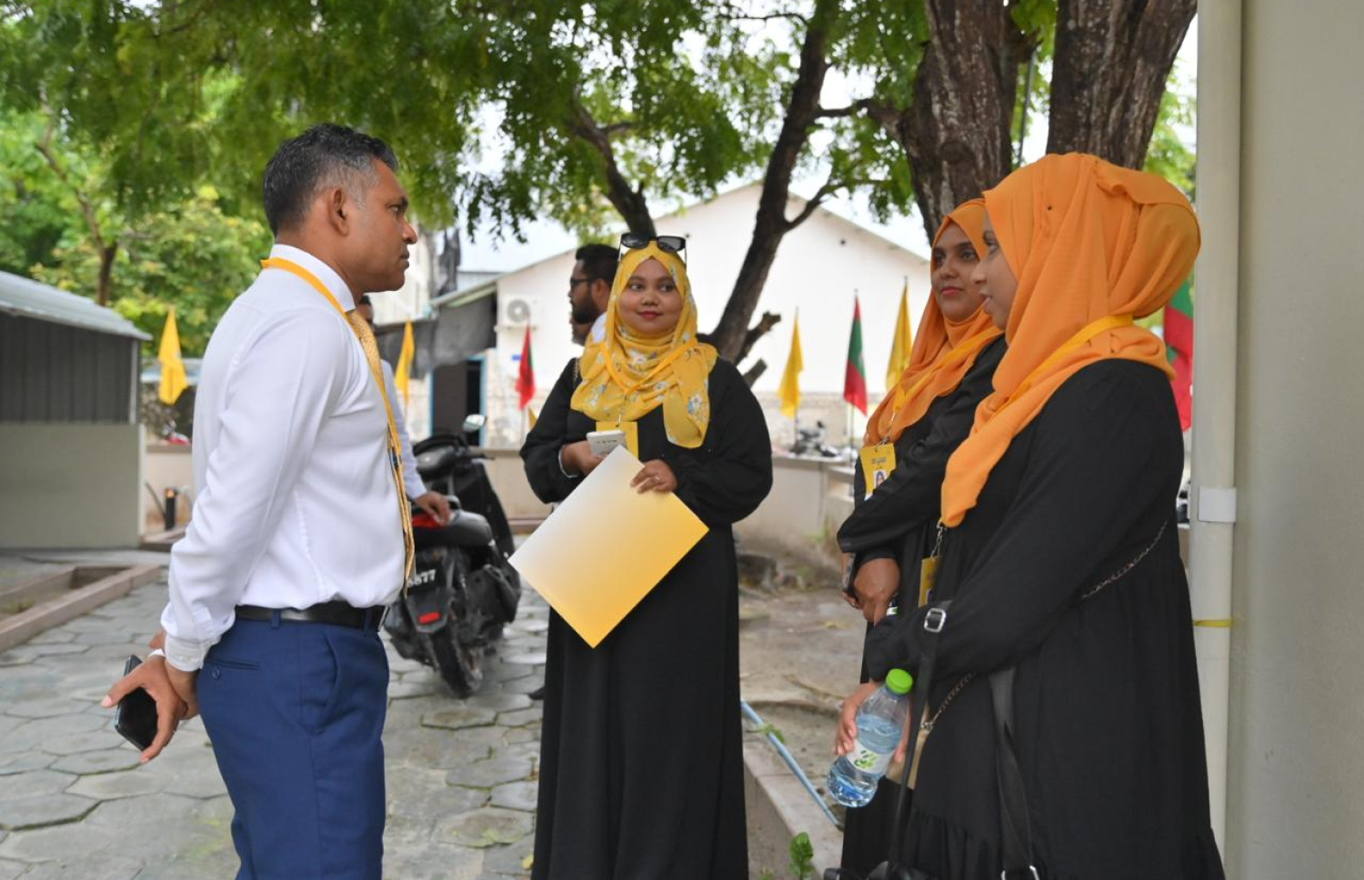 އެމްޑީޕީގެ ''ލާމަރުކަޒީ ގުޅުން'' ކޮންފަރެންސް ފެށުމަށް ހދ. ކުޅުދުއްފުށީގައި ބޭއްވި ބައްދަލުވުމުގެ ކުރިން ކުރީގެ ނައިބް ރައީސް ފައިސަލް ނަސީމް ބައެއް މީހުންނާ ވާހަކަދައްކަވަނީ.-- ފޮޓޯ: އެމްޑީޕީ