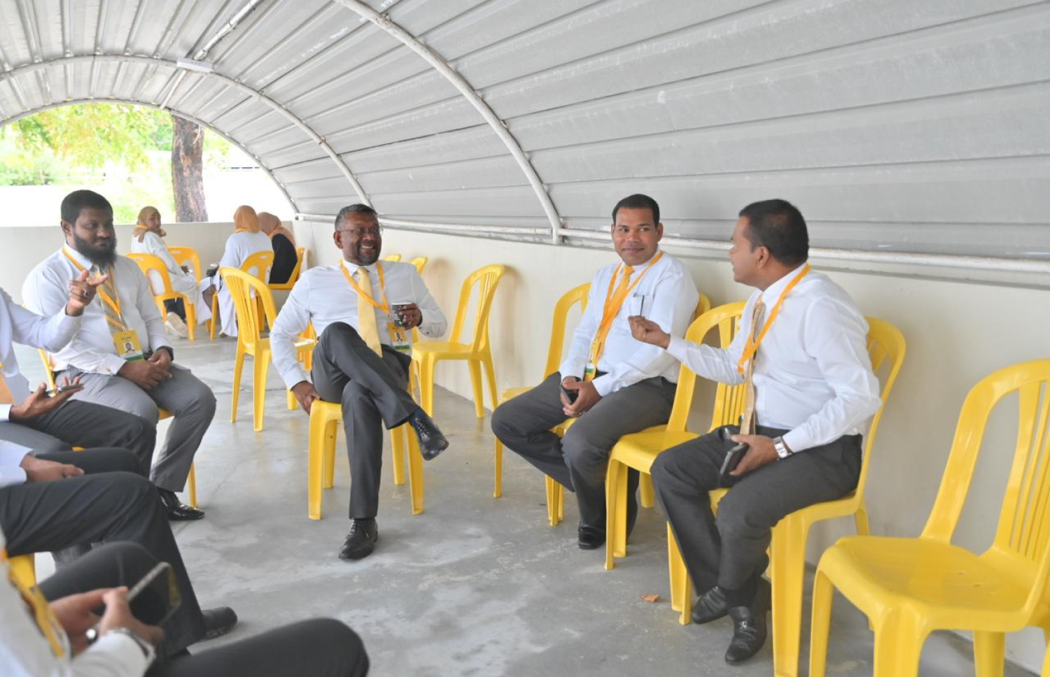 އެމްޑީޕީގެ ''ލާމަރުކަޒީ ގުޅުން'' ކޮންފަރެންސް ފެށުމަށް ހދ. ކުޅުދުއްފުށީގައި ބޭއްވި ބައްދަލުވުމުގައި އައްޑޫގެ މޭޔަރު އަލީ ނިޒާރާއި މަރަދޫ ދާއިރާގެ މެމްބަރު އަހްމަދު ދީދީ އަދި އެމްޑީޕީގެ ޗެއާޕާސަން ފައްޔާޒް އިސްމާއިލް ބައިވެރިވެވަޑައިގަންނަވަނީ.-- ފޮޓޯ: އެމްޑީޕީ