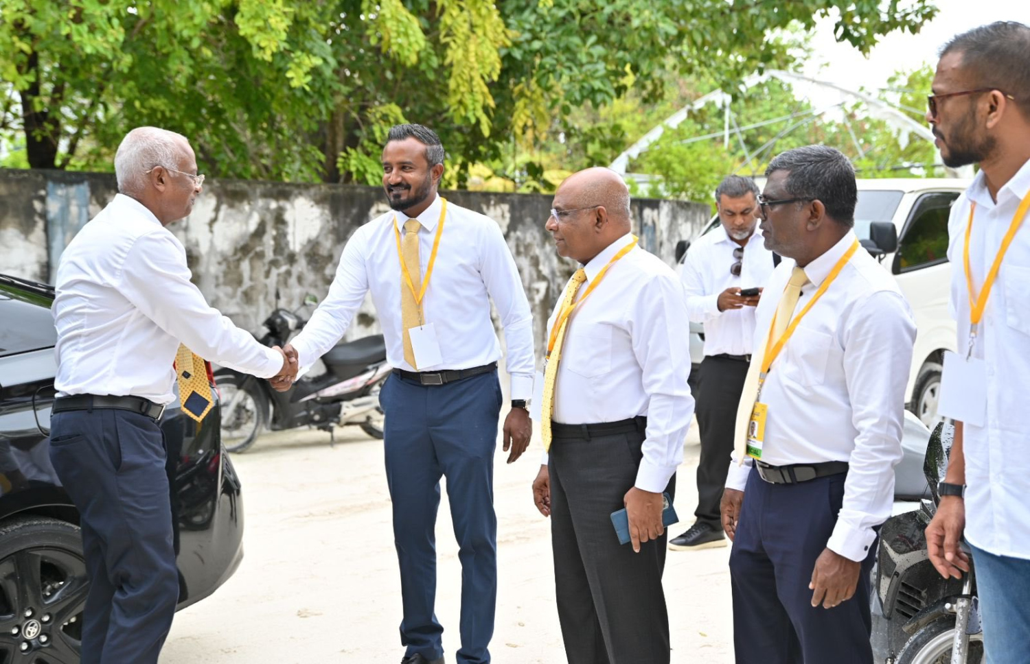 އެމްޑީޕީގެ "ލާމަރުކަޒީ ގުޅުން" ކޮންފަރެންސަށް ވަޑައިގެން ކުރީގެ ރައީސް އިބްރާހިމް މުހައްމަދު ސޯލިހު، ކުޅުދުއްފުށީގެ މޭޔަރު މުހައްމަދު އާތިފްއާ ސަލާންކުރައްވަނީ.-- ފޮޓޯ: އެމްޑީޕީ