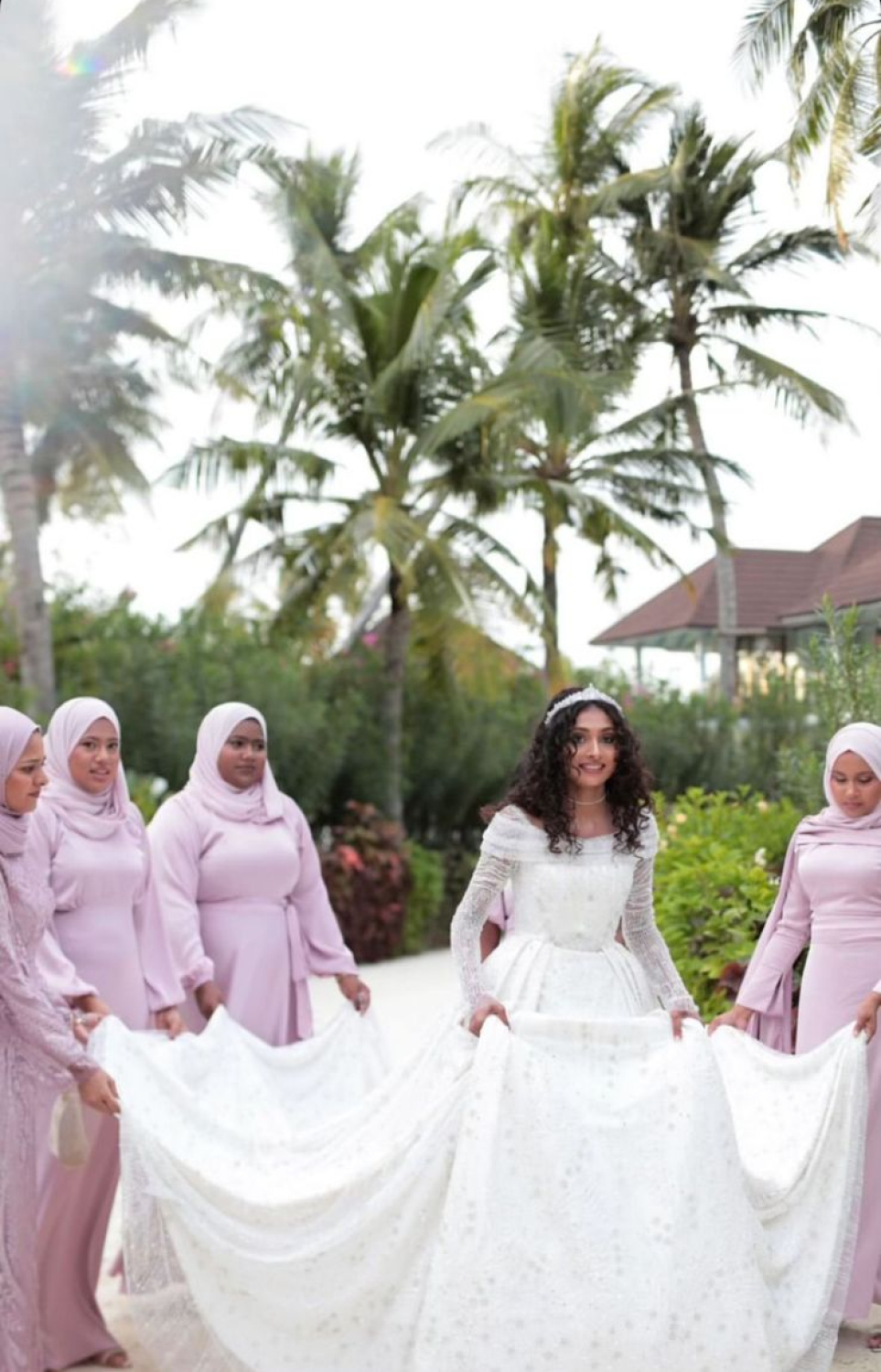 ޒާރާ އޭނާގެ ބްރައިޑްސްމެއިޑުންނާ އެކުގައި.-- ފޮޓޯ: ޝޮއިމަން | އިންސްޓަގްރާމް