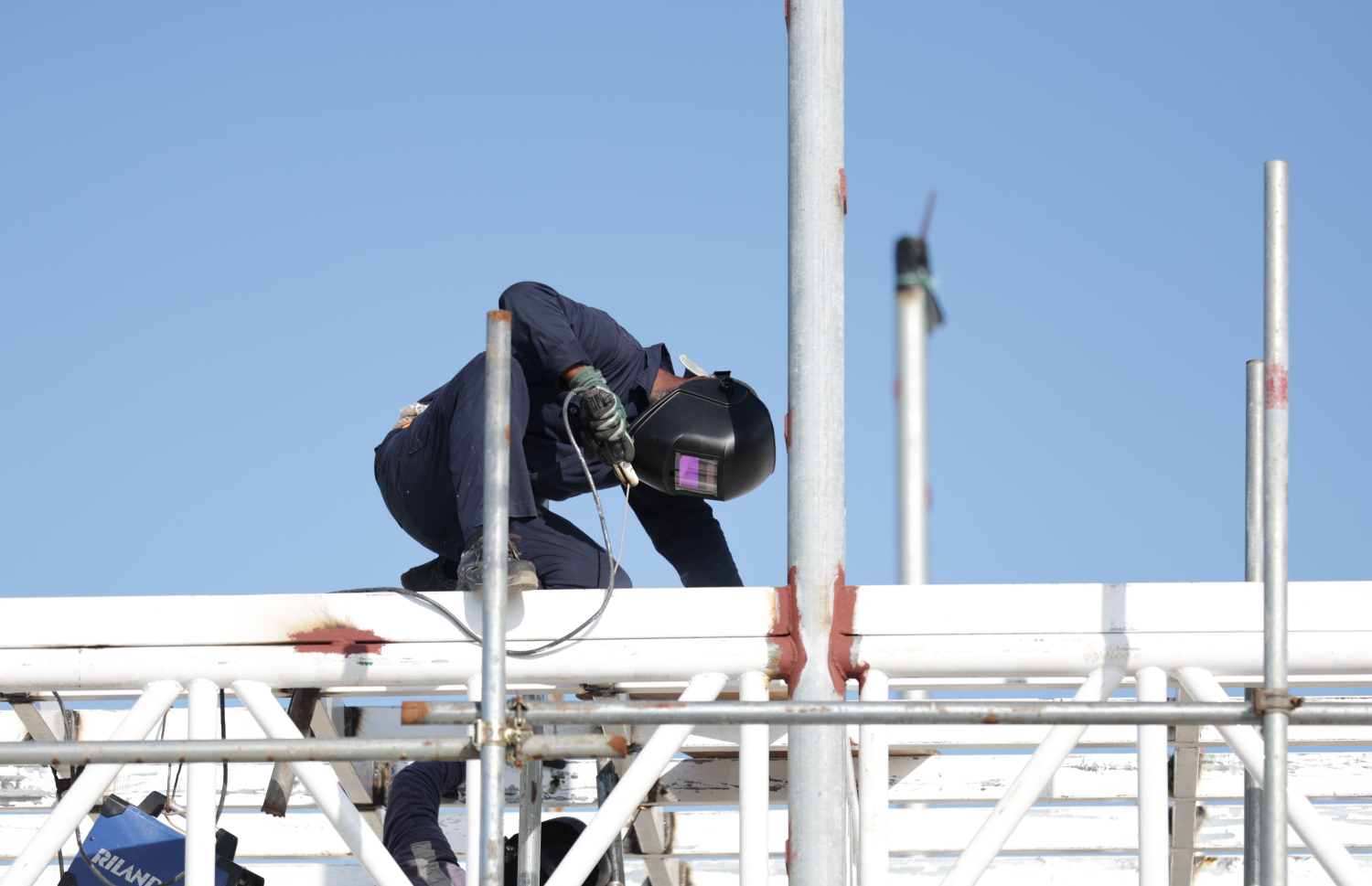 ޓްރެއިނިން ސެންޓަރު އެޅުމުގެ މަސައްކަތް ކުރާ މުވައްޒަފުންތަކެއް.-- ފޮޓޯ: ސްޓެލްކޯ