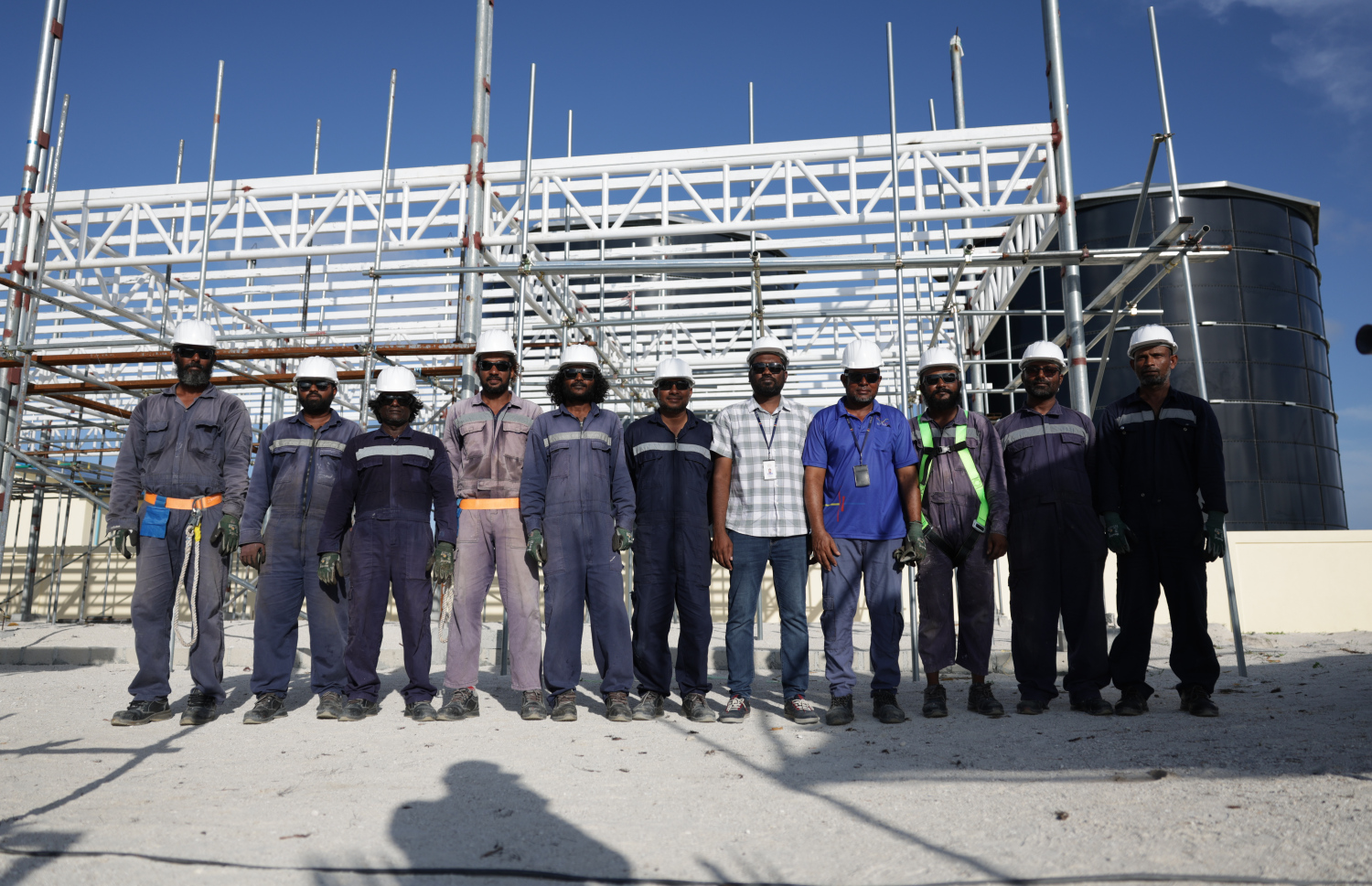 ޓްރެއިނިން ސެންޓަރުގެ މަސައްކަތް ކުރާ މުވައްޒަފުންނާއެކު އެ ކުންފުނީގެ ރީޖަނަލް ޑިޕާޓްމަންޓްގެ ޖެނެރަލް މެނޭޖަރު މުހައްމަދު ޔާސިރު-- ފޮޓޯ: ސްޓެލްކޯ