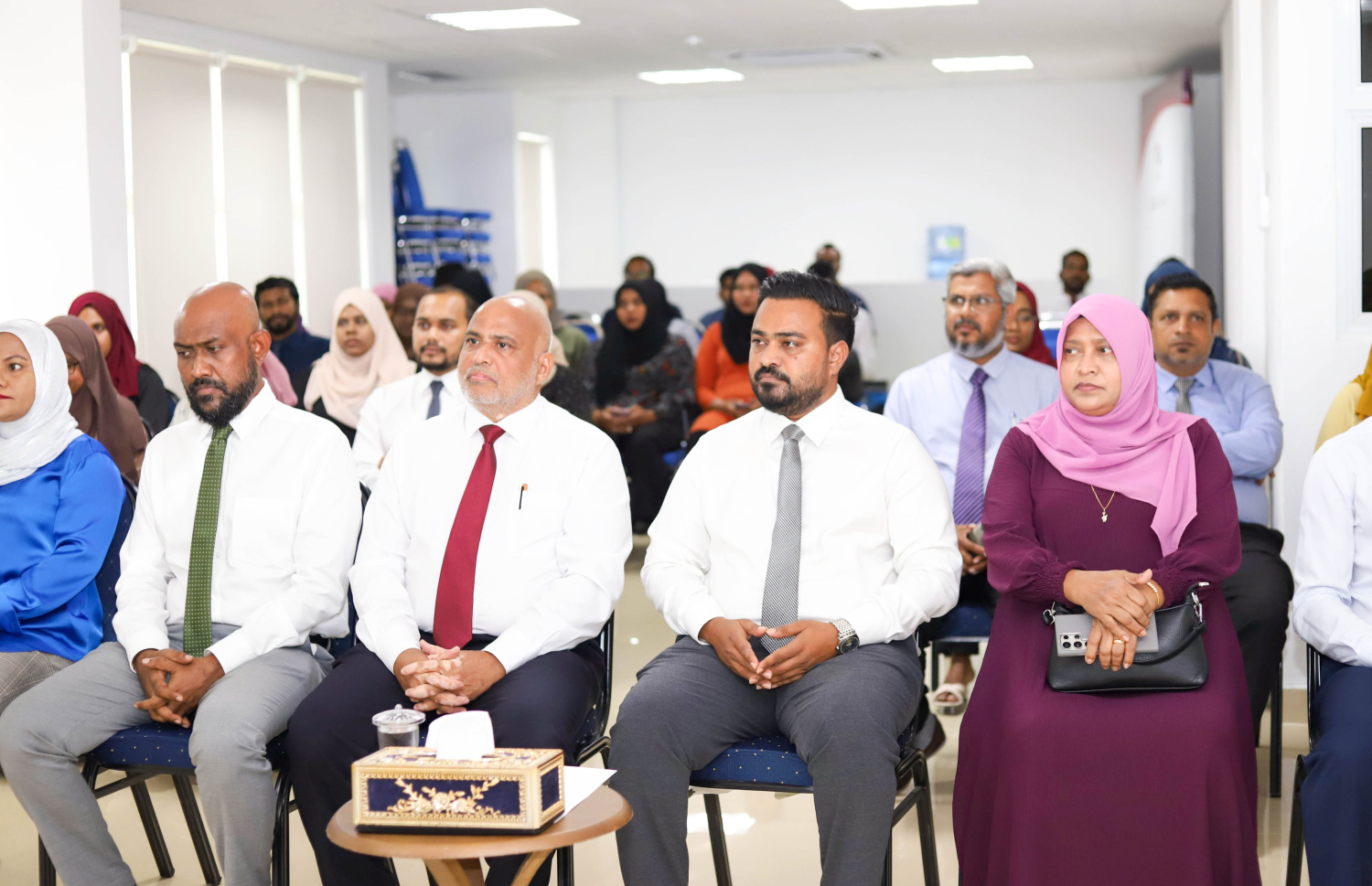 ހެލްތު ވެލްފެއާ ސިސްޓަމްގެ އެސެސްމަންޓް ހެދުމަށްފަހު ރިޕޯޓު ނެރުމަށް އޭސީސީ އޮފީހުގައި މިދިޔަ ބުރާސްފަތި ދުވަހު ބޭއްވި ރަސްމިއްޔާތުގައި، ހައުސިން މިނިސްޓަރު ޑރ. ހައިދަރު (މ)، އާސަންދައިގެ ސީއީއޯ ޒީނިޔާ (ކ) އަދި އެ ކޮމިޝަންގެ އިސްވެރިންގެ އިސްވެރިން ބައިވެރިވެވަޑައިގަންނަވަނީ --- ފޮޓޯ/އޭސީސީ