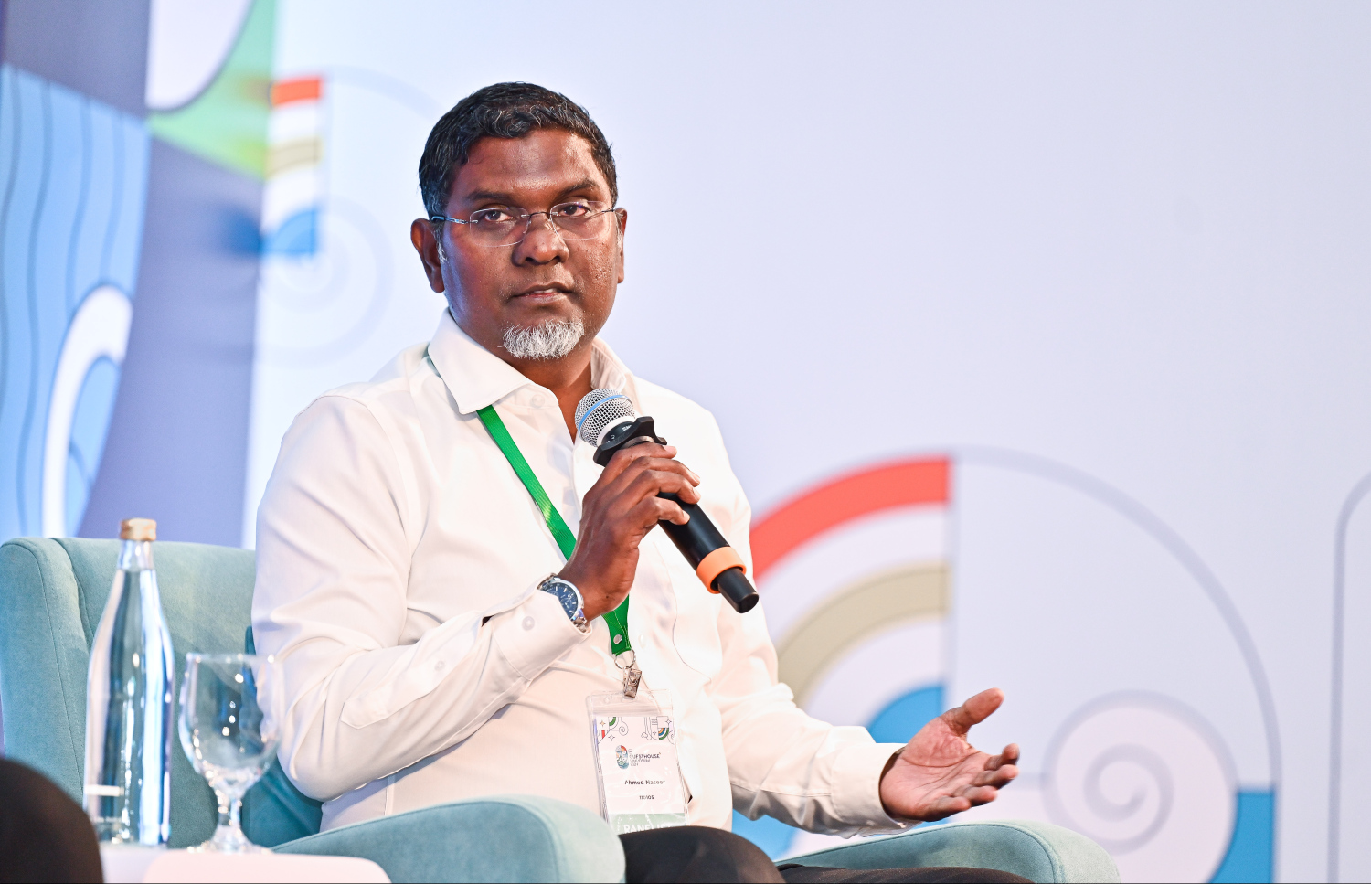 ނަސީރު ޕެނަލް ޑިސްކަޝަންގައި ވާހަކަ ދައްކަވަނީ: އޭނާ ވިދާޅުވީ، ރަށްރަށުން އެ ރަށެއްގެ ޓޫރިޒަމް ފުޅާ ކުރުމަށް ޕްލޭންތައް ހެދުން ވަރަށް މުހިއްމު ކަމަށް -- ފޮޓޯ: ފަޔާޒް މޫސާ / މިހާރު