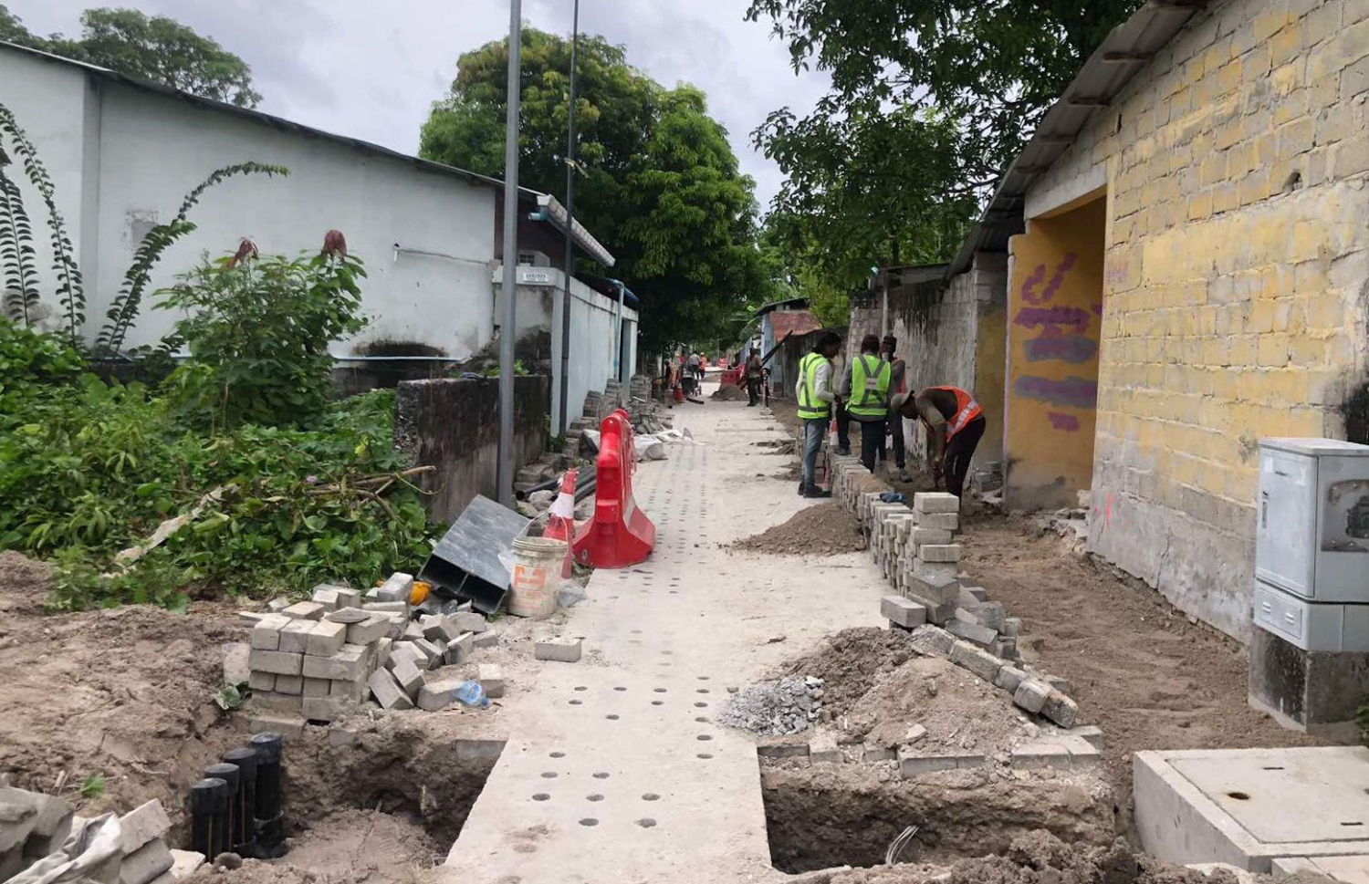 އައްޑޫގެ މަގުތަކުގައި އަޅާފައިވާ ހޮޅިތައް ފިތޭތީ، ތާރު އަޅައިގެން މިފަހުން ހަދާފައިވާ ގިނަ މަގުތަކެއް ދަނީ ކޮންނަމުން.