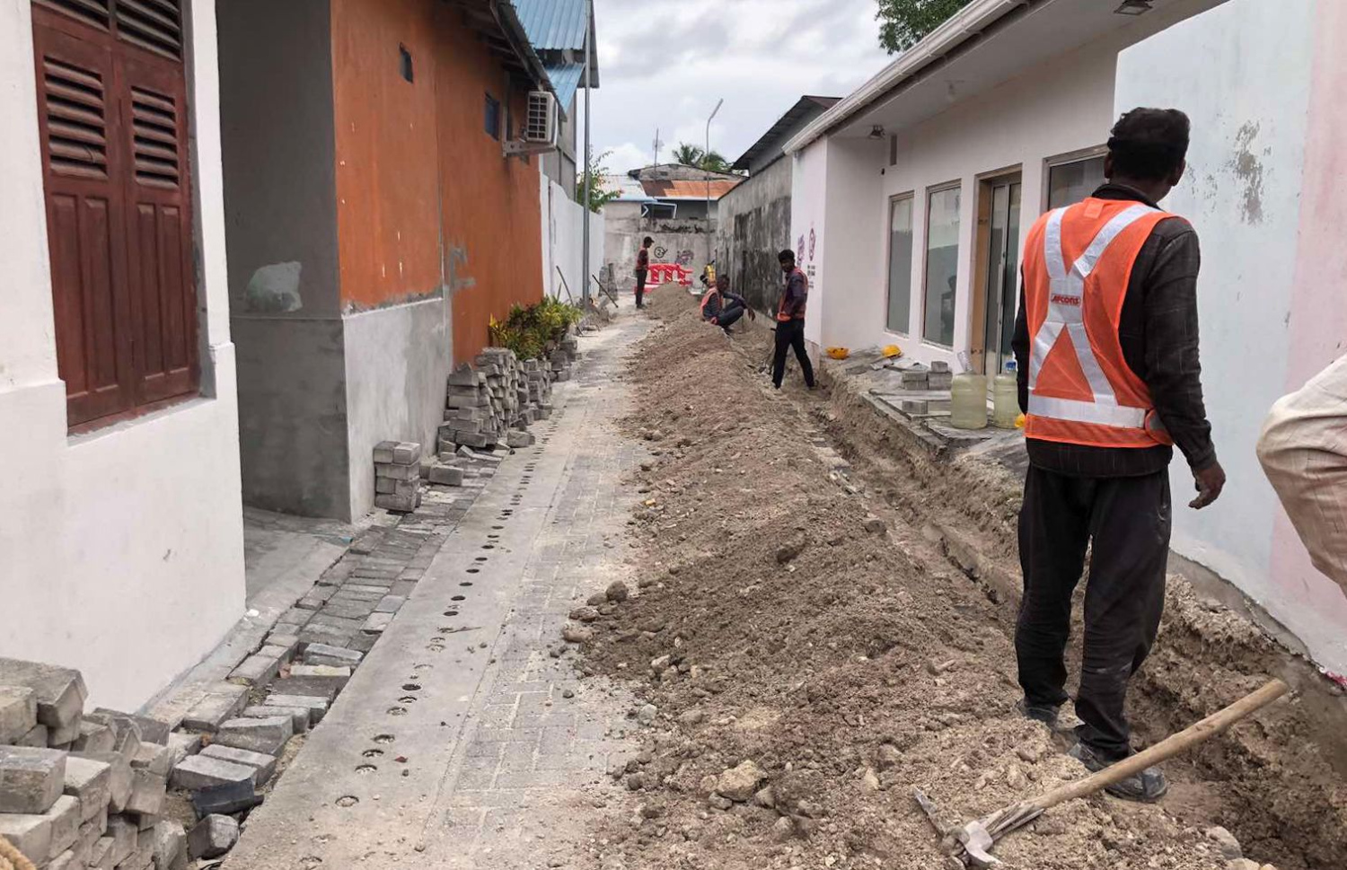 އައްޑޫގެ މަގުތަކުގައި އަޅާފައިވާ ހޮޅިތައް ފިތޭތީ އަލުން މަގު ކޮނެގެން އެ ހޮޅި ބަދަލުކުރަނީ.