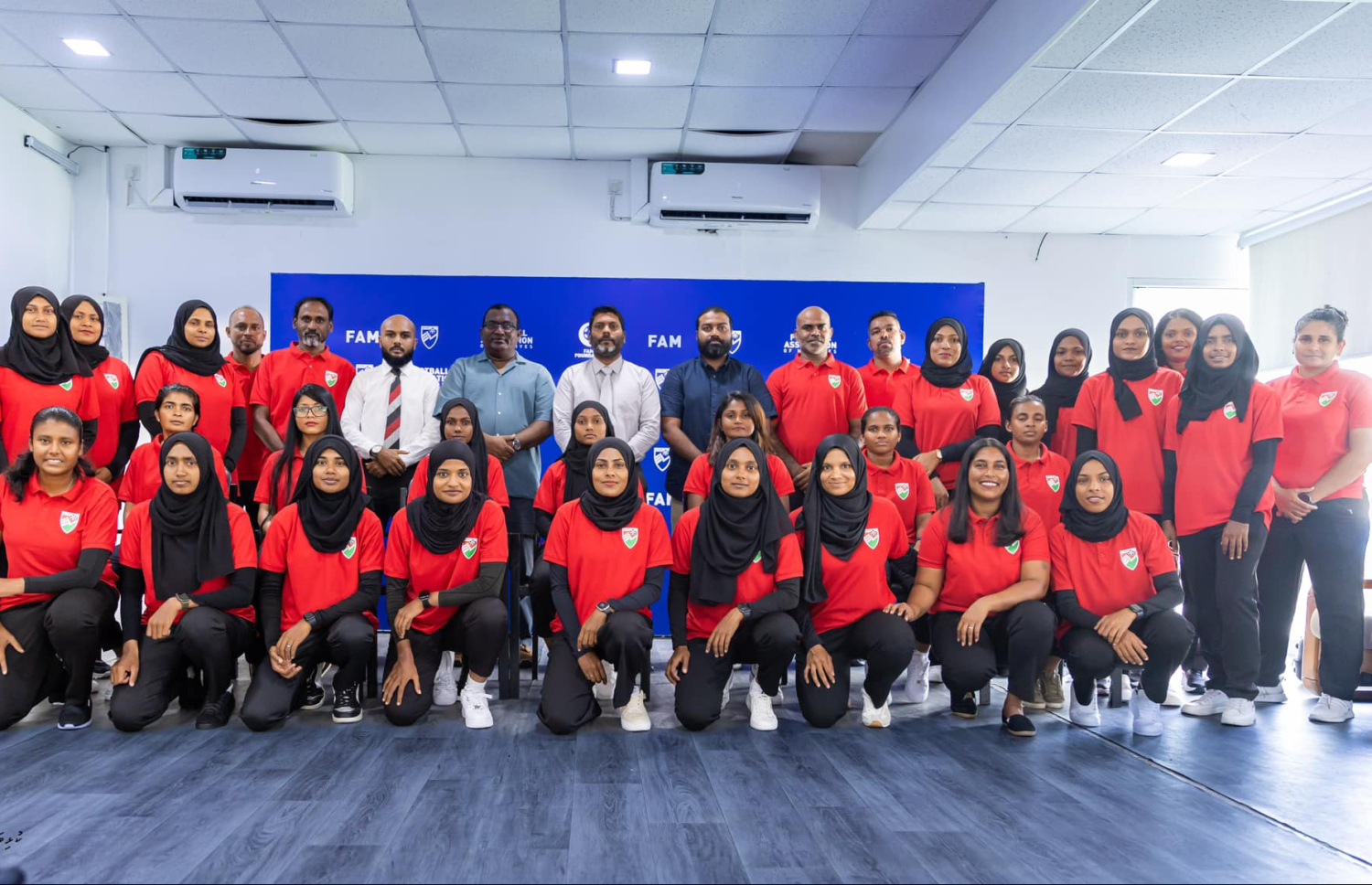 ގައުމީ އަންހެން ޓީމު ކުޅުންތެރިންނާއި އޮފިޝަލުން ސްޕޯޓްސް މިނިސްޓަރު އަބްދުﷲ ރާފިއު އާއި ނޯމަލައިޒޭޝަން ކޮމިޓީގެ ޗެއާޕާސަން އަހްމަދު ޒުހޫރާ އެކު ---