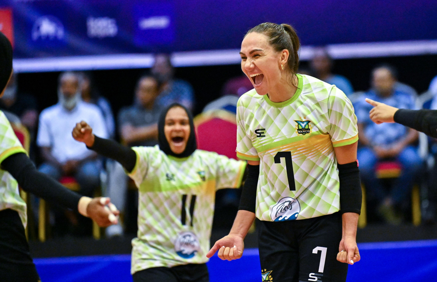 މެޗު ކާމިޔާބު ކުރުމަށް ފަހު ވެމްކޯގެ ކުޅުންތެރިން އުފާފާޅު ކުރަނީ --- ފޮޓޯ: ފަޔާޒު މޫސާ | މިހާރު