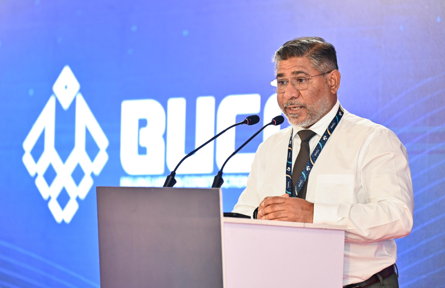 އެމްއޭސީއެލްގެ މެނޭޖިން ޑިރެކްޓަރު އިބްރާހިމް ޝަރީފު މުހައްމަދު ޓެކްސީވޭ މަރާމާތުކުރަން ހަވާލުކުރި ރަސްމިއްޔާތުގައި ވާހަކަދައްކަވަނީ -- ފޮޓޯ: ފަޔާޒް މޫސާ / މިހާރު