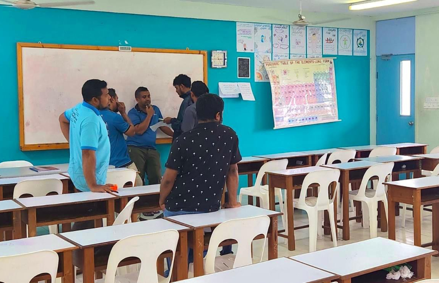 އޭސީ ކުރަން މާވަށު ކްލާސްރޫމްތައް ބަލާލަނީ. -- ފޮޓޯ | މާވަށު ކައުންސިލް