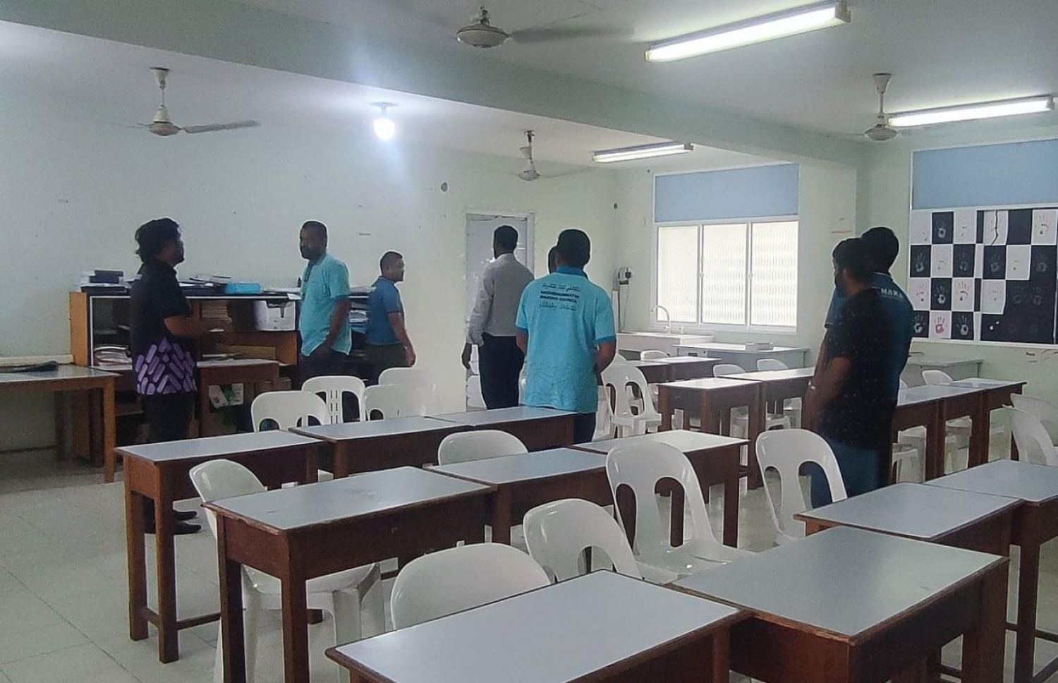 އޭސީ ހަރުކުރުމުގެ ތައްޔާރީތައް ވާން މާވަށު ސްކޫލުގައި ކައުންސިލާއި ޖަމިއްޔާތަކުގެ މުވައްޒަފުން ހަރަކާތްތެރިވަނީ. -- ފޮޓޯ | މާވަށު ކައުންސިލް