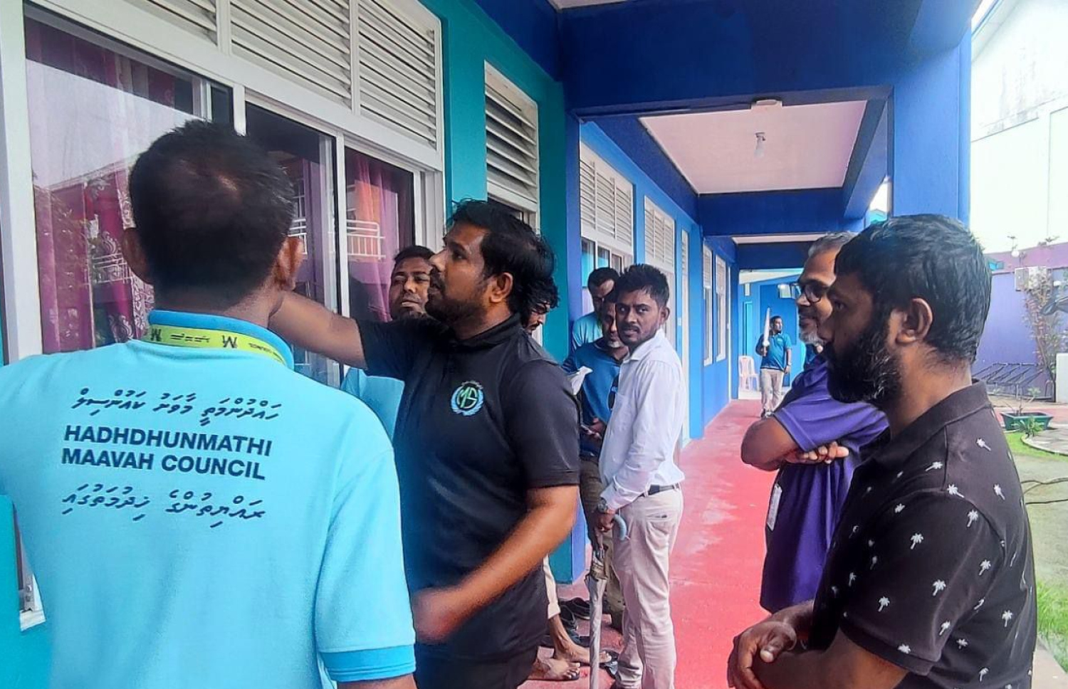 އޭސީ ހަރުކުރަން ވާން ޖެހޭ ތައްޔާރީތައް ވާން އެ ރަށު ސްކޫލުގައި ކައުންސިލާއި ޖަމިއްޔާތަކުގެ މުވައްޒަފުން ހަރަކާތްތެރިވަނީ.-- ފޮޓޯ | މާވަށު ކައުންސިލް