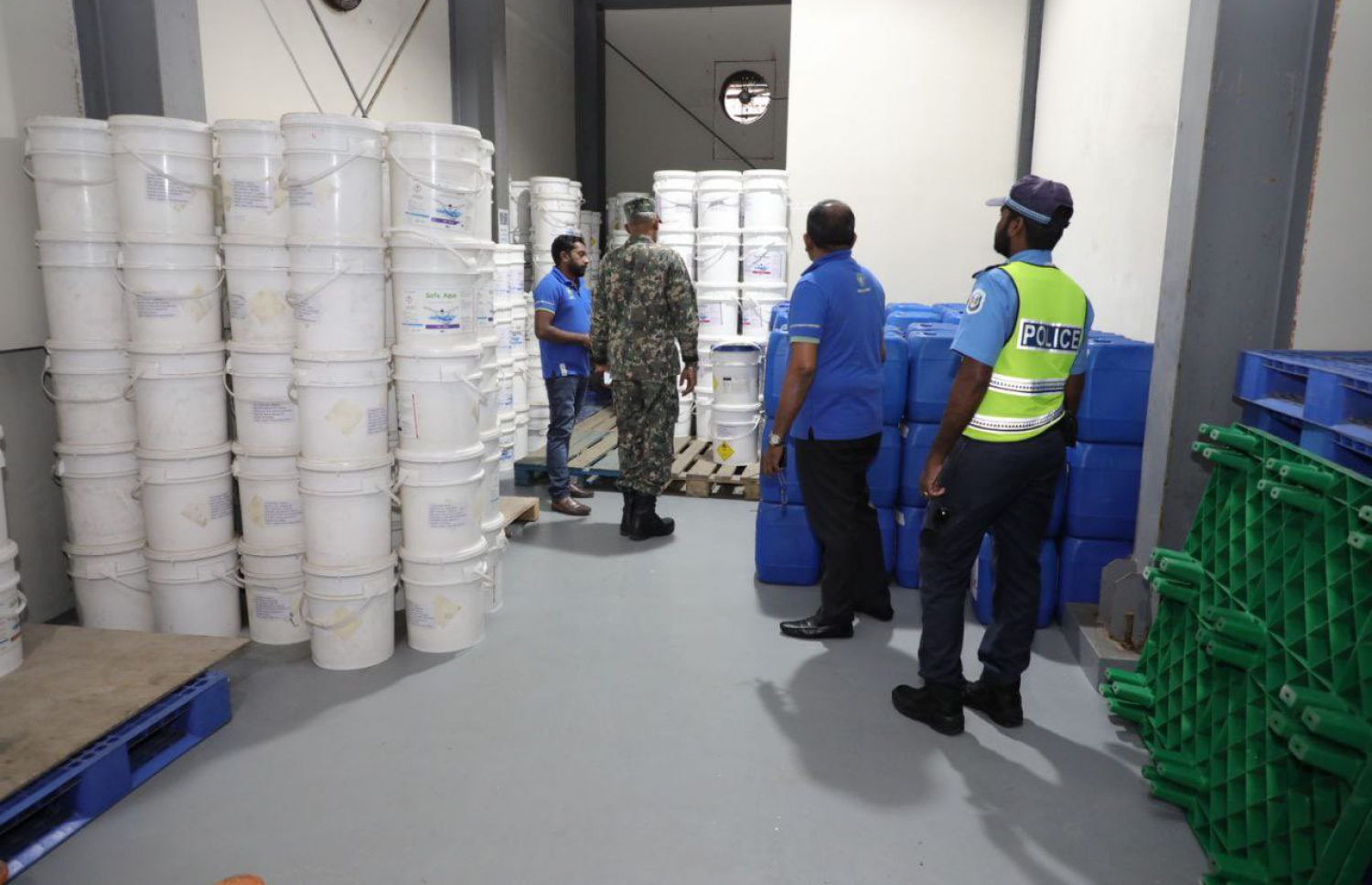 ކެމިކަލް ގުދަންކޮށް، ވިޔަފާރިކުރާ ތަންތަން ބަލައި ފާސްކުރަނީ.-- ފޮޓޯ: ޑިފެންސް މިނިސްޓްރީ