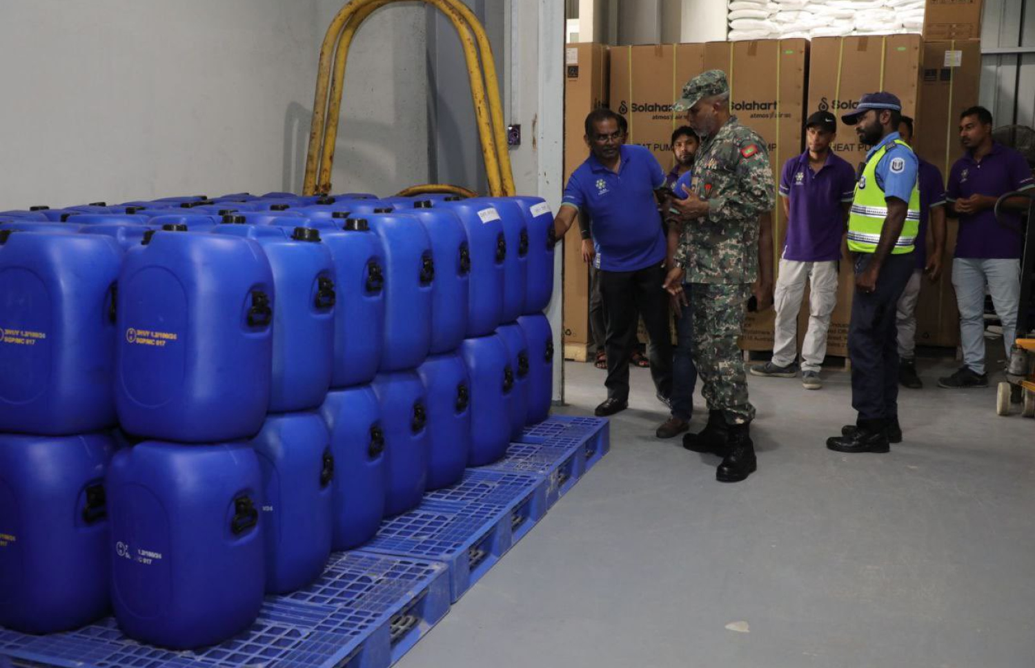 ކެމިކަލް ގުދަންކޮށް، ވިޔަފާރިކުރާ ތަންތަން ބަލައި ފާސްކުރަނީ: މާލޭގައި މީހުން ދިރިއުޅޭ 300އަށްވުރެ ގިނަ ތަންތަން ވެސް ވަނީ ބަލާފާސްކޮށްފައި.-- ފޮޓޯ: ޑިފެންސް މިނިސްޓްރީ