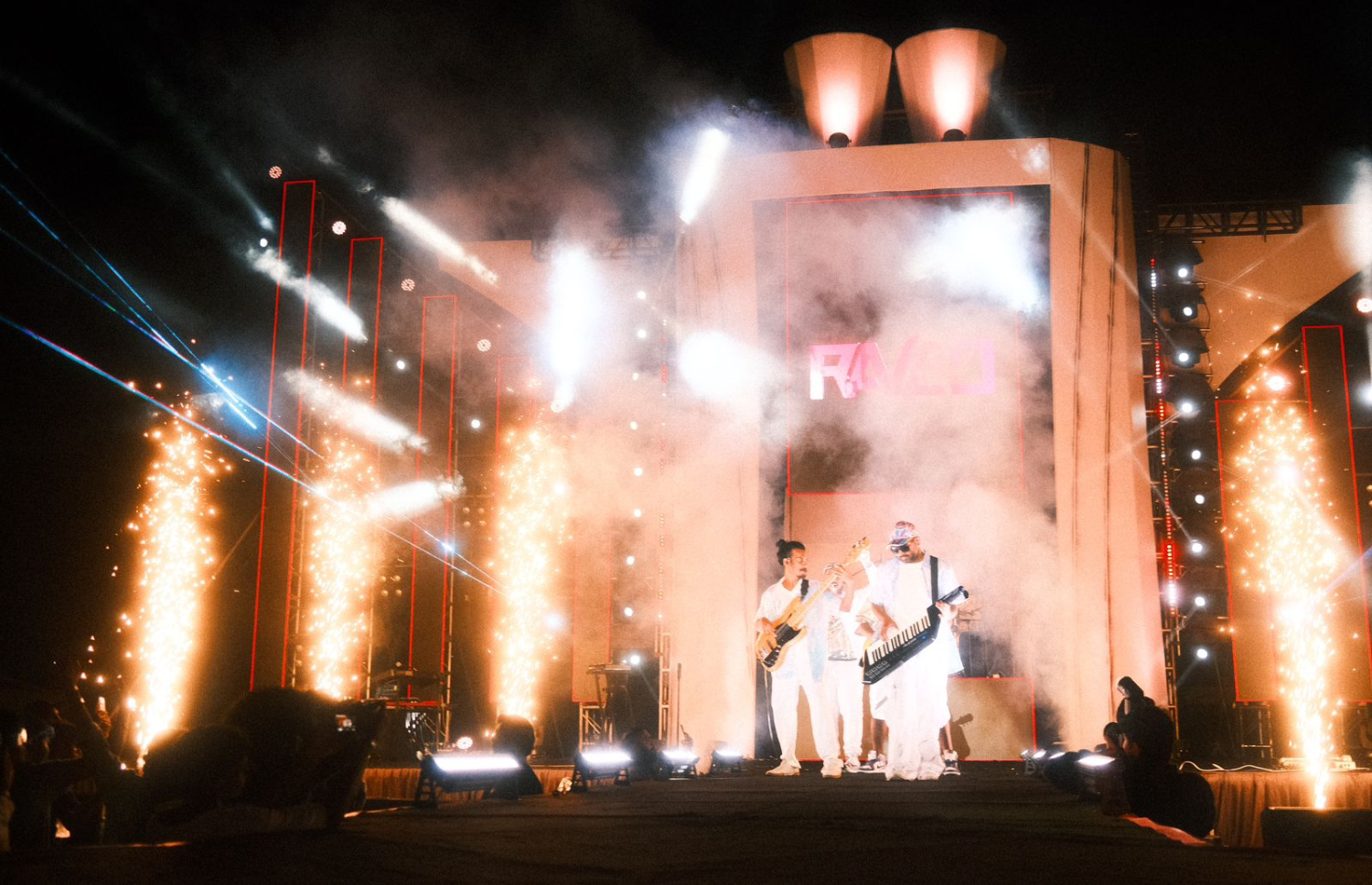 ރެވިއޯގެ އާ އަލްބަމް ލޯންޗުކުރުމަށް ހުޅުމާލޭގައި ބޭއްވި މިއުޒިކް ޝޯ.-- ފޮޓޯ: ރިޒް.އޭޖޭ