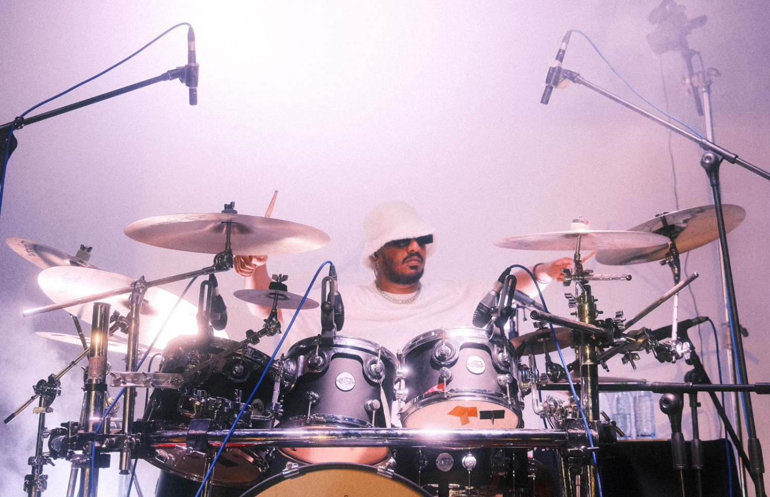 ރެވިއޯގެ އާ އަލްބަމް ލޯންޗުކުރުމަށް ހުޅުމާލޭގައި ބޭއްވި މިއުޒިކް ޝޯ.-- ފޮޓޯ: ރިޒް.އޭޖޭ