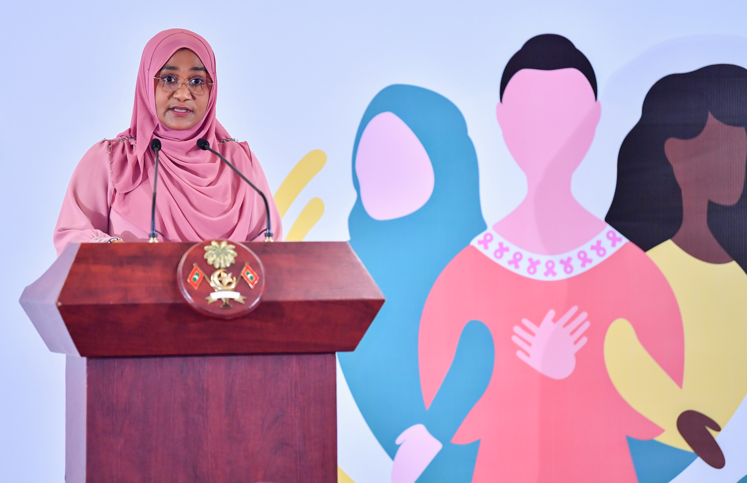 ކެންސަރަށް ހޭލުންތެރިކުރުމުގެ މަހާސިންތާ ފެށުމުގެ ރަސްމިއްޔާތުގައި ފަސްޓްލޭޑީ ސާޖިދާ ވާހަކަފުޅުދައްކަވަނީ.-- ފޮޓޯ: ރައީސް އޮފީސް