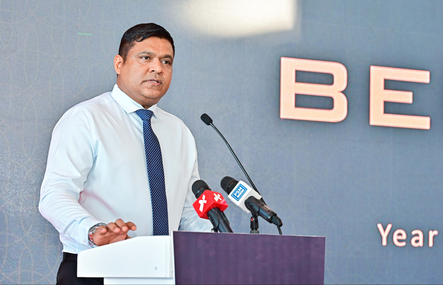 "ބިއޯންޑް"އަށް އެއް އަހަރު ފުރުން ފާހަގަކުރުމަށް ބޭއްވި ރަސްމިއްޔާތުގައި ޓްރާންސްޕޯޓް އެންޑް ސިވިލް އޭވިއޭޝަން މިނިސްޓަރު މުހައްމަދު އަމީން ވާހަކަ ދައްކަވަނީ. -- ފޮޓޯ: ފަޔާޒު މޫސާ | މިހާރު