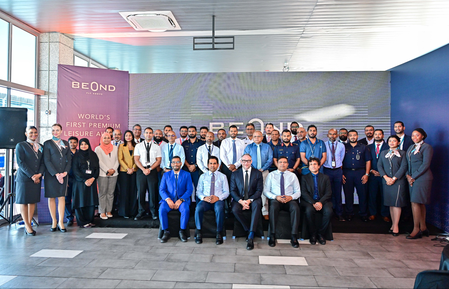 ސިމްޑީ ގްރޫޕުން ޔޫއޭއީގެ އަރަބެސްކް ކުންފުންޏާ ގުޅިގެން އުފެއްދި ލަގްޒަރީ އެއާލައިން "ބިއޯންޑް" އަށް އެއް އަހަރު ފުރުން ފާހަގަކުރަން ބޭއްވި ރަސްމިއްޔާތުގައި ގުރޫޕް ފޮޓޯއެއް ނަގަނީ .--- ފޮޓޯ: ފަޔާޒު މޫސާ | މިހާރު