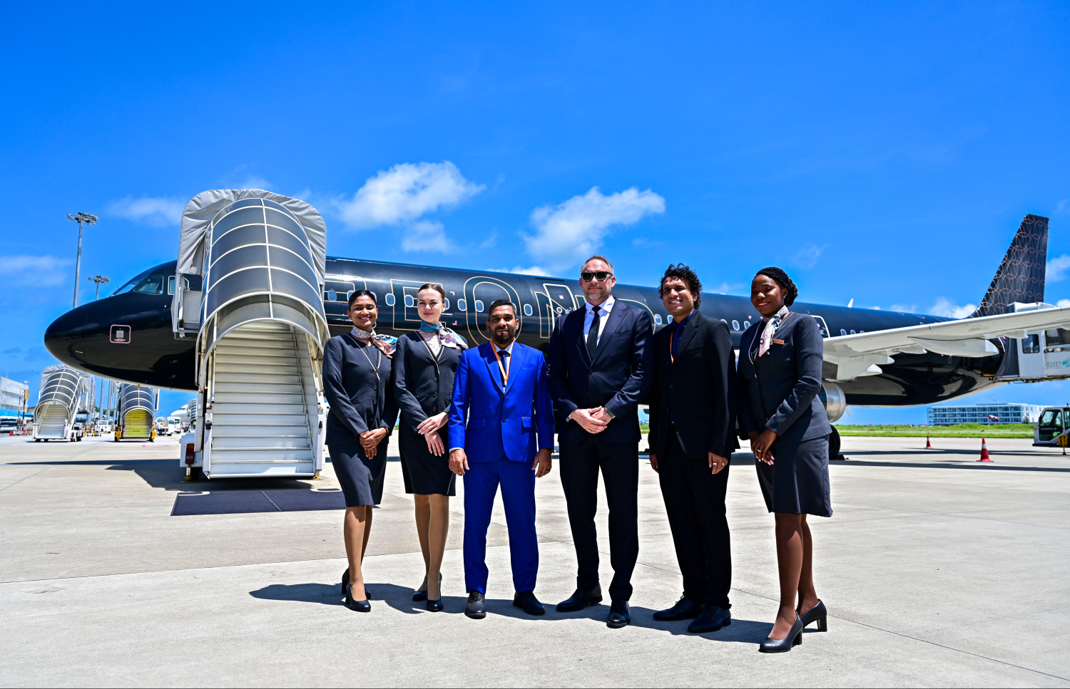 މިއަދު ހިދުމަތަށް ނެރުނު ބިއޯންޑްގެ ދެވަނަ ފްލައިޓް ކައިރީގައި ސީއީއޯ އަދި ޗެއާމަން ޓަސްކިލާ އާ ސިމްޑީ ގްރޫޕްގެ ޖެނެރަލް މެނޭޖަރު ޔުޝާއު ސައީދު އަދި އެމްޑީ މިޝަލް އިބްރާހިމް ދީދީ އާއި ބޯޓްގެ ކެބިން ކުރޫއިންނާއެކު ފޮޓޯއެއް ނަންގަވަނީ --- ފޮޓޯ: ފަޔާޒު މޫސާ | މިހާރު