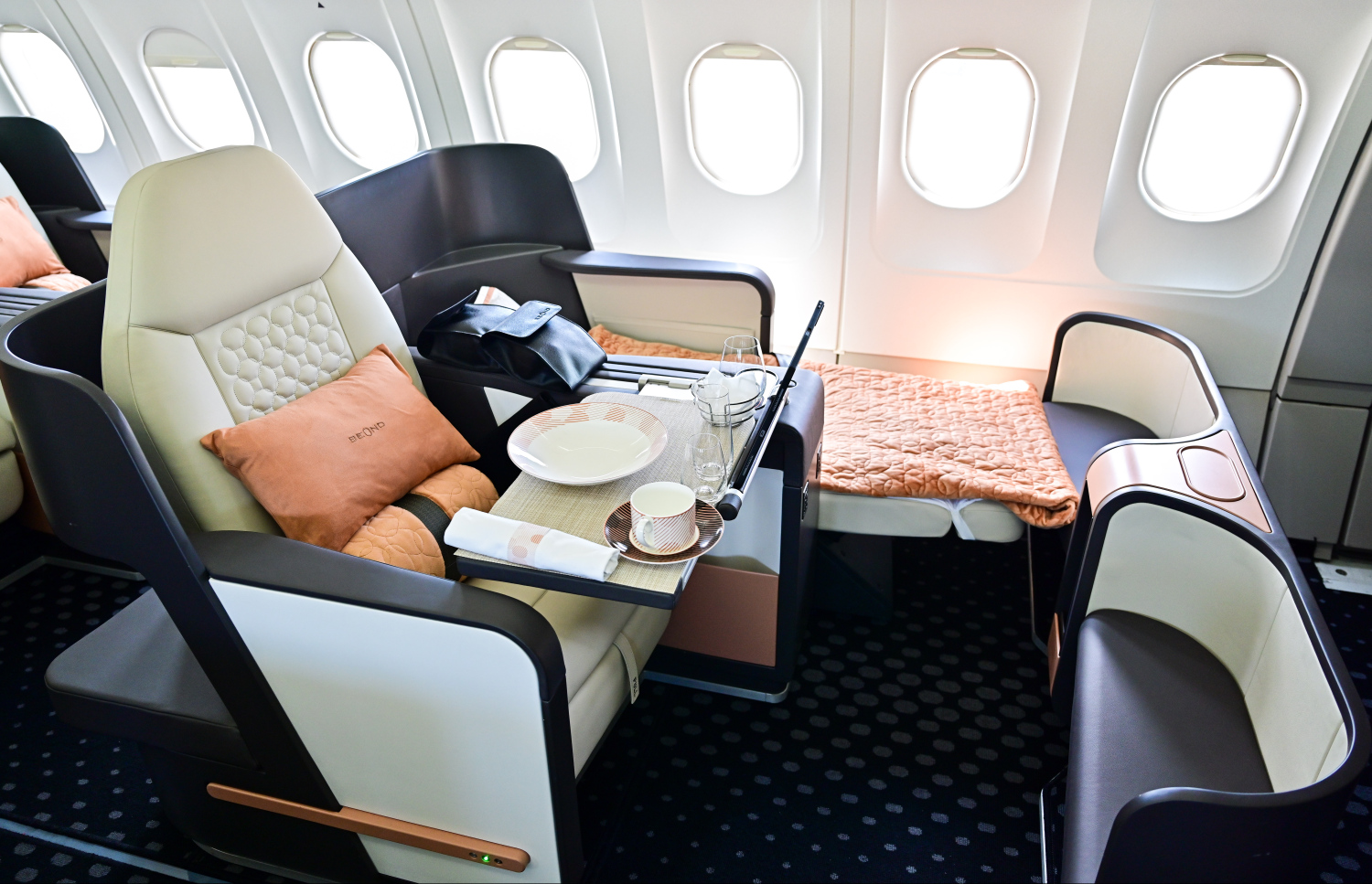 ލަގްޒަރީ އެއާލައިން "ބިއޯންޑް"އިން ހިދުމަތަށް ނެރުނު ދެވަނަ ފްލައިޓް ނޫސްވެރިންނަށް ދައްކާލަނީ -- ފޮޓޯ: ފަޔާޒު މޫސާ | މިހާރު