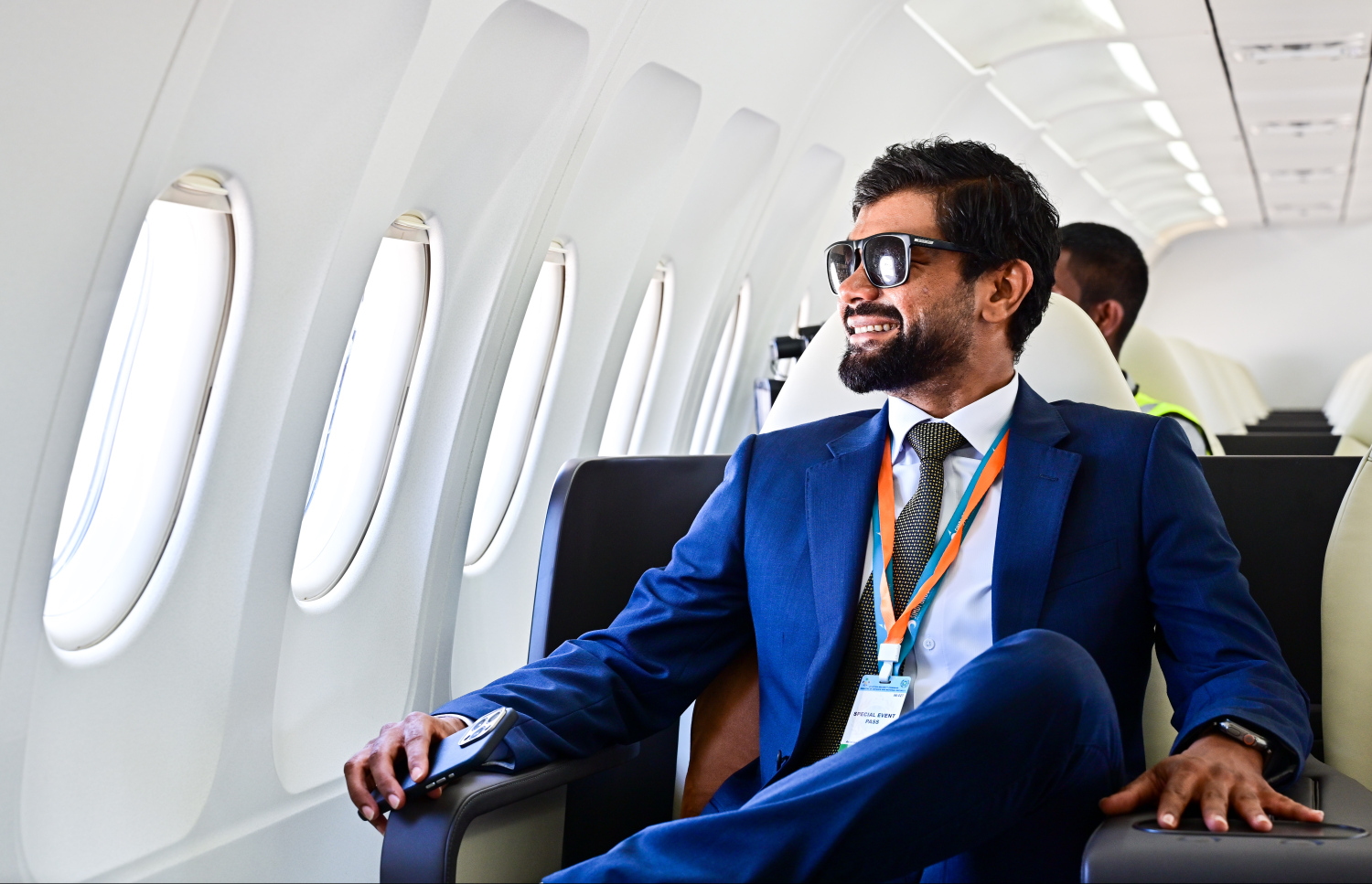 ލަގްޒަރީ އެއާލައިން "ބިއޯންޑް" އިން ހިދުމަތަށް ނެރުނު ދެވަނަ ފްލައިޓްގެ ސީޓެއްގައި މީހަކު އިށީނދެލައިގެން --- ފޮޓޯ: ފަޔާޒު މޫސާ | މިހާރު