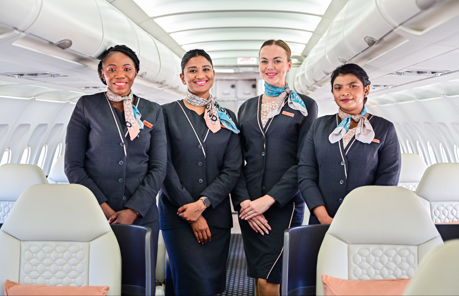 ބިއޯންޑް ފްލައިޓްގެ ކެބިން ކުރޫއިން ފްލައިޓްގެ ތެރޭގައި ފޮޓޯއަކަށް ހުއްޓިލައިގެން -- ފޮޓޯ: ފަޔާޒު މޫސާ | މިހާރު