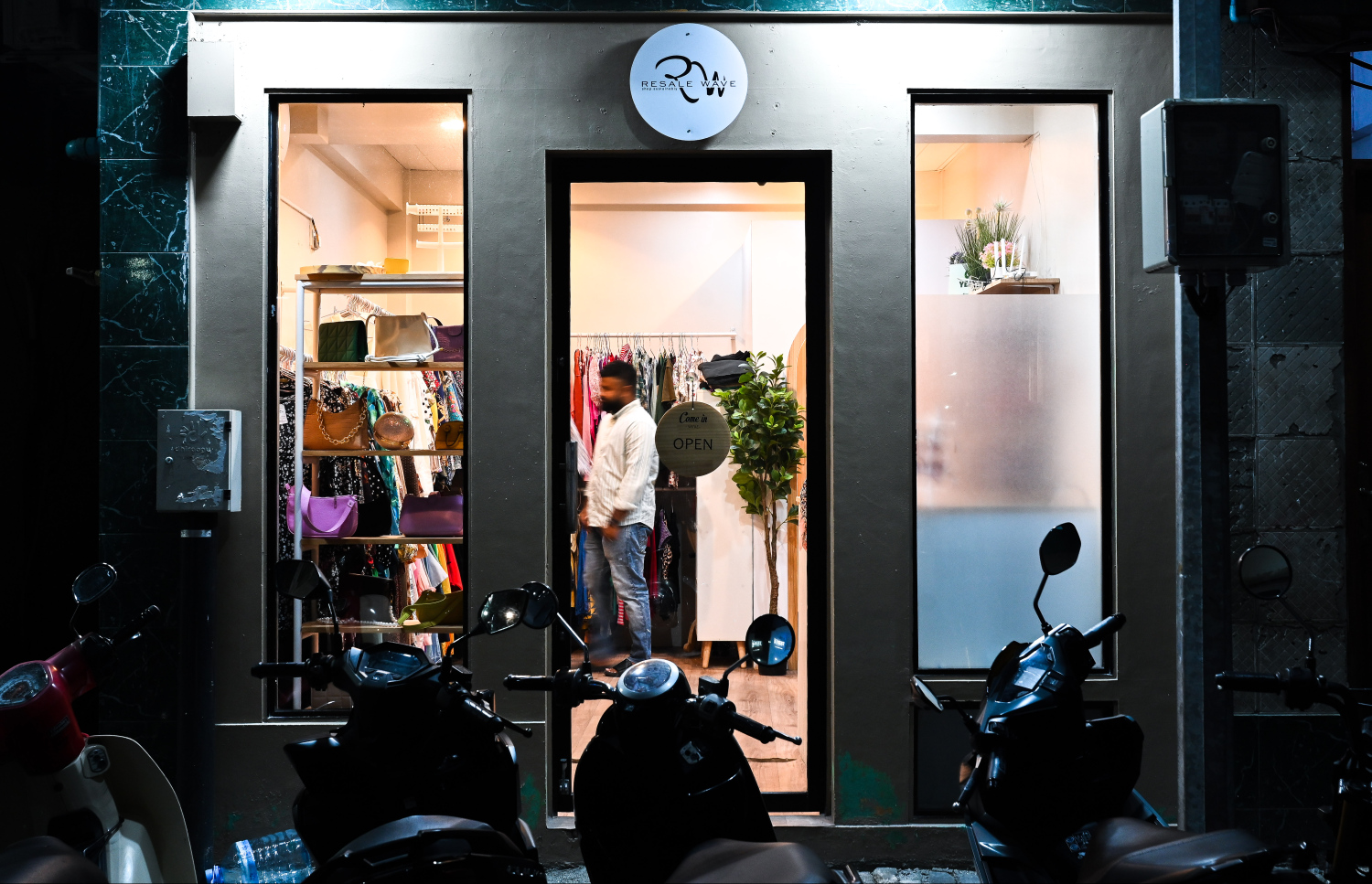 ސޮފޫހް އާއި ސަޖާޔާގެ ރީސޭލް: ފިހާރަ ހުޅުވުމުގެ ކުރިން ދެ މީހުން މި ހެދުންތައް ވިއްކީ ގޭގައި އަދި އޮންލައިންކޮށް. -- ފޮޓޯ: ފަޔާޒު މޫސާ | މިހާރު