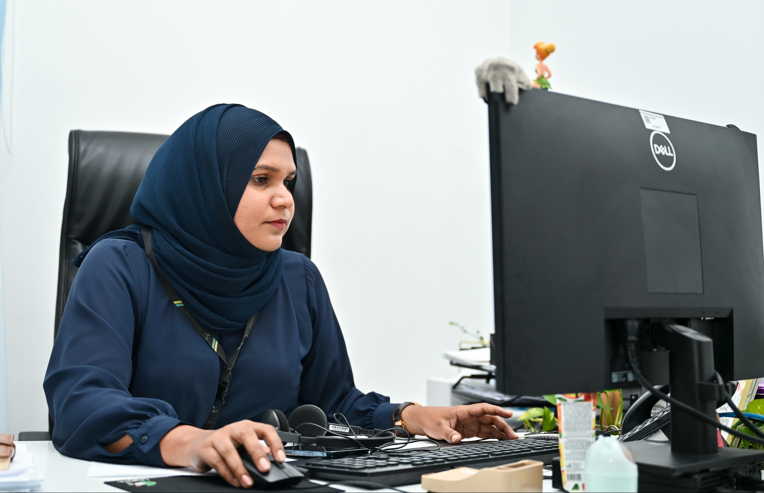 އައްޒަ އޮފީހުގައި. -- ފޮޓޯ: ފަޔާޒު މޫސާ | މިހާރު