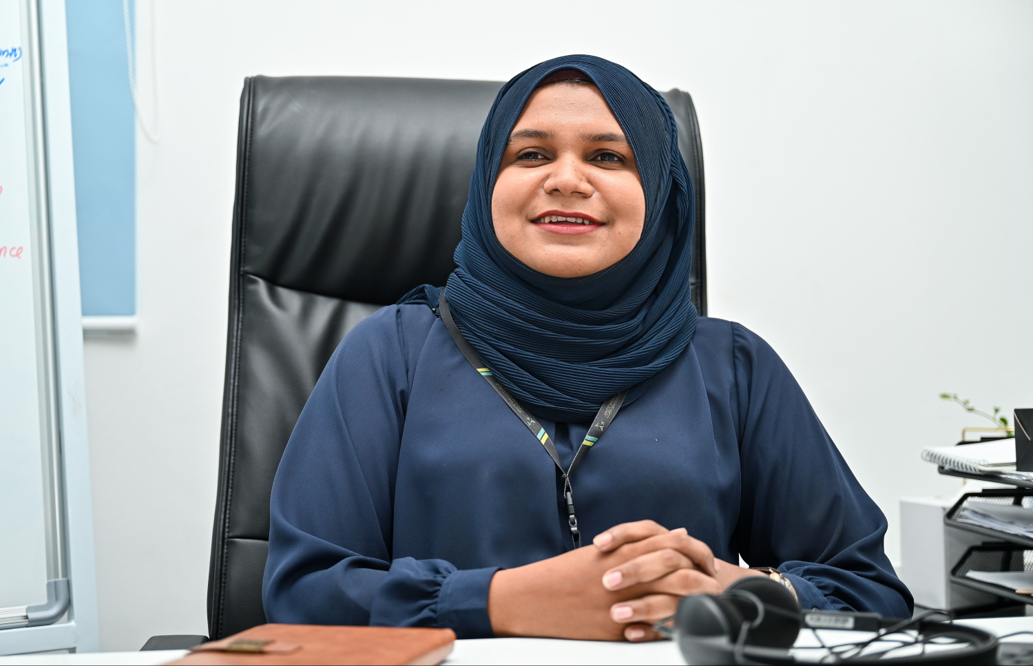 އައްޒަ އިންޓަވިއު ދެނީ. -- ފޮޓޯ: ފަޔާޒު މޫސާ | މިހާރު