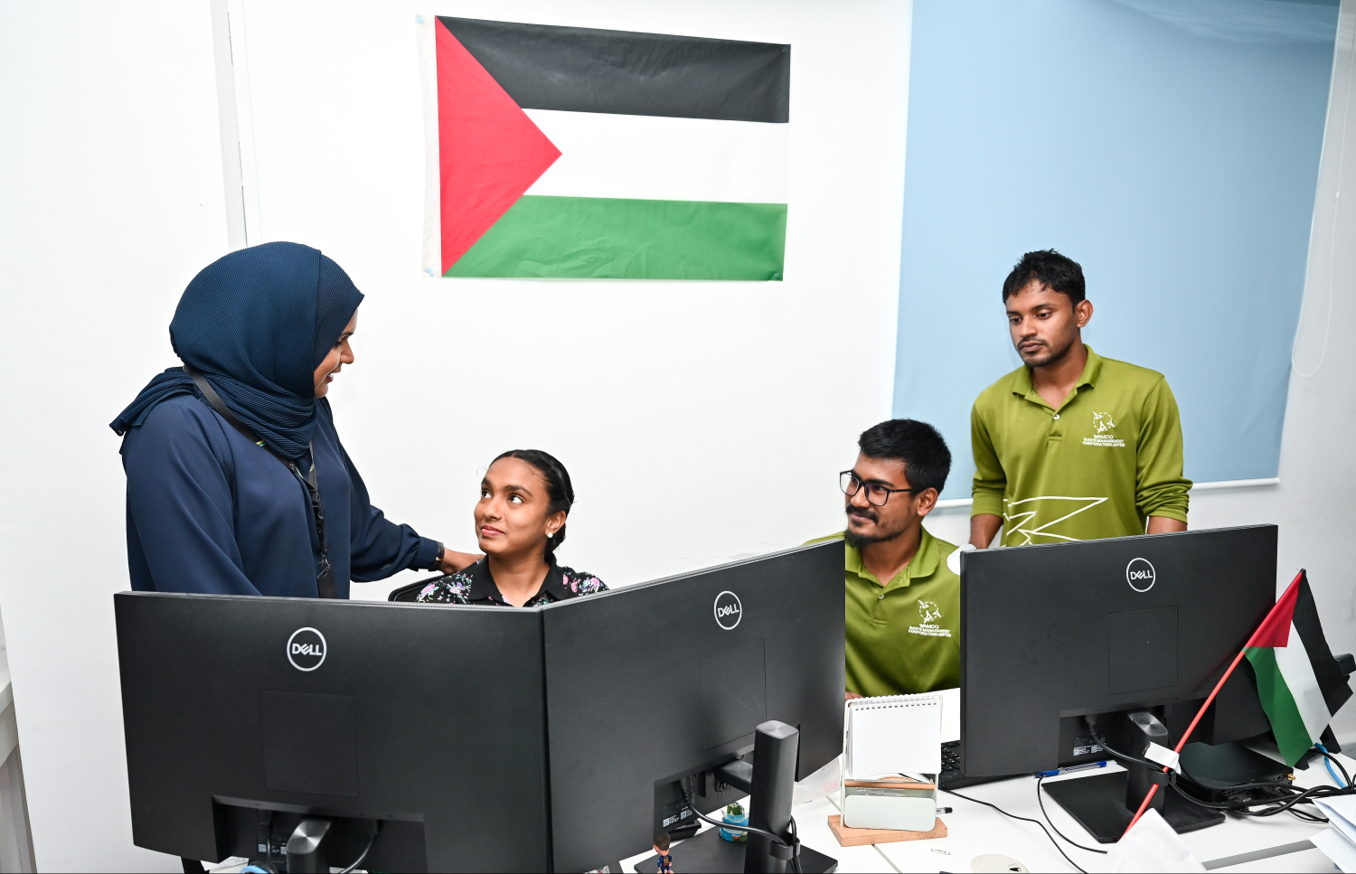 އައްޒަ އޭނާގެ މުވައްޒަފުންނާ އެކު އޮފީހުގައި. -- ފޮޓޯ: ފަޔާޒު މޫސާ | މިހާރު