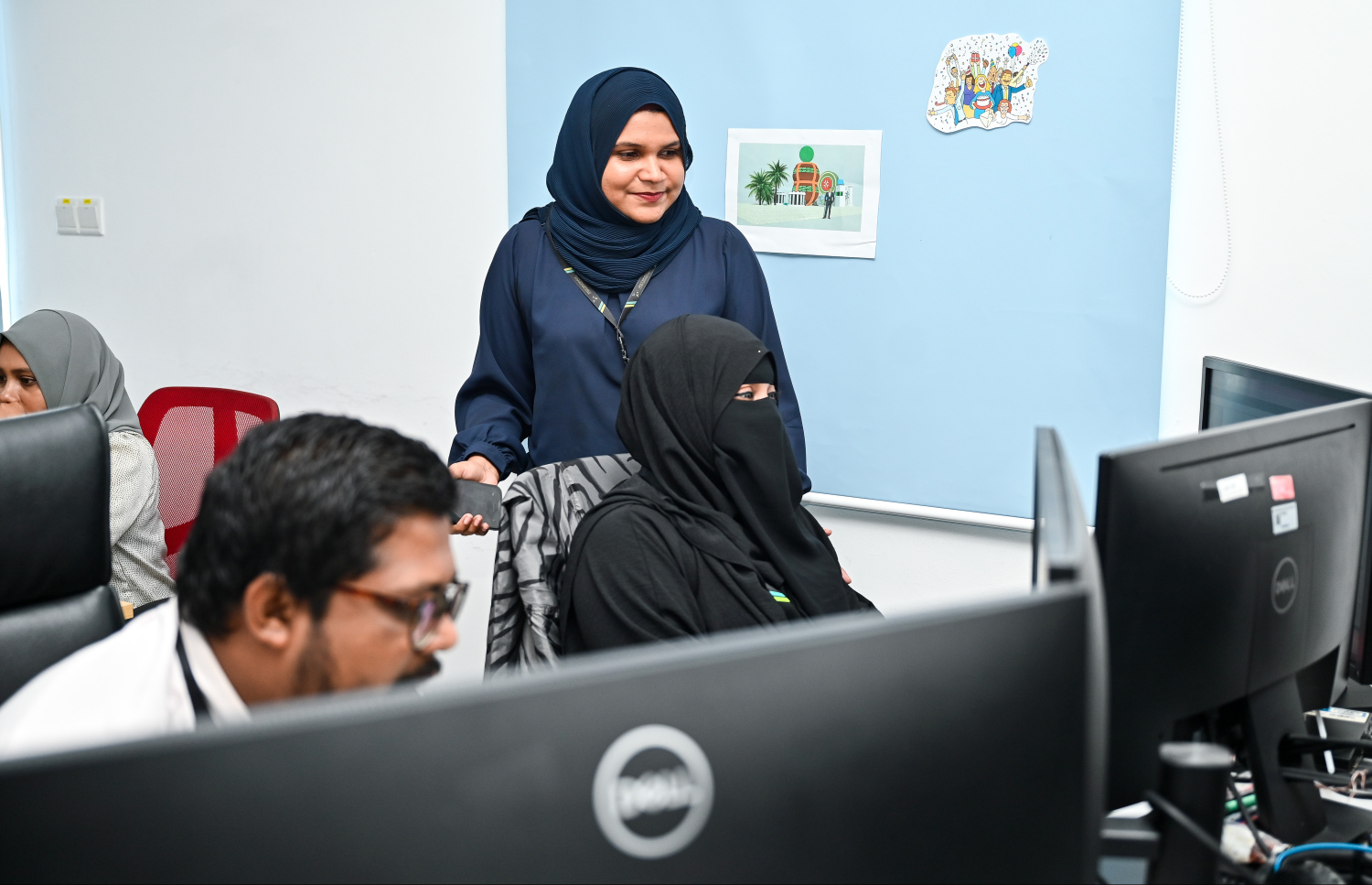 އައްޒަ އޭނާގެ މުވައްޒަފުންނާ އެކު އޮފީހުގައި. -- ފޮޓޯ: ފަޔާޒު މޫސާ | މިހާރު