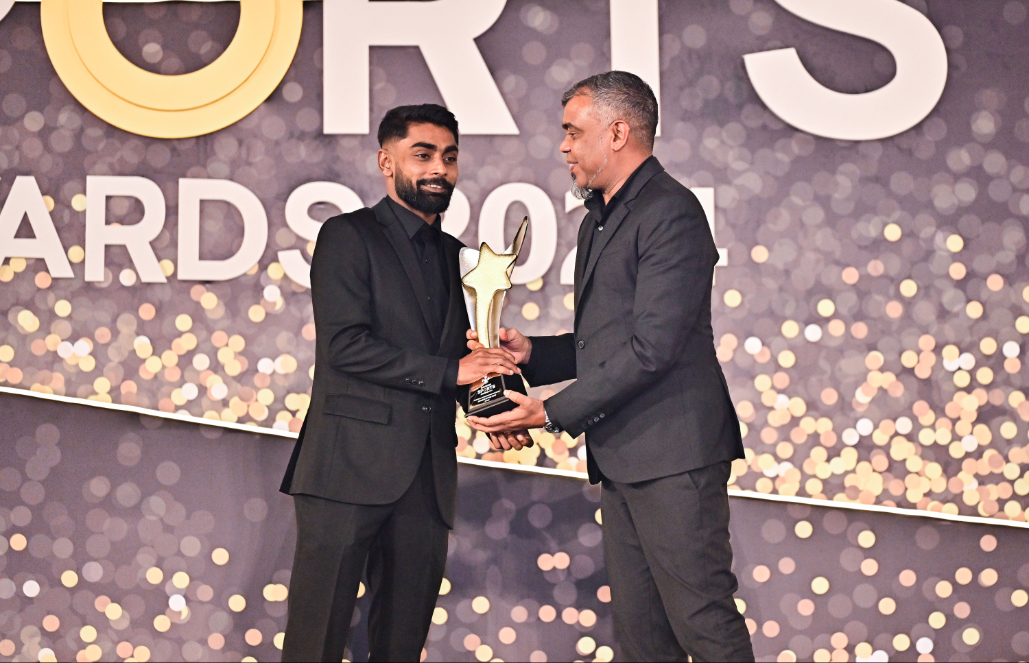 މިދިޔަ އަހަރުގެ އެންމެ މޮޅު ފުޓްބޯޅަ ކުޅުންތެރިޔާގެ އެވޯޑް ހޯދި ރިޒްވާން (ވ) އެވޯޑާ ހަވާލުވަނީ.--- ފޮޓޯ: ފަޔާޒު މޫސާ | މިހާރު