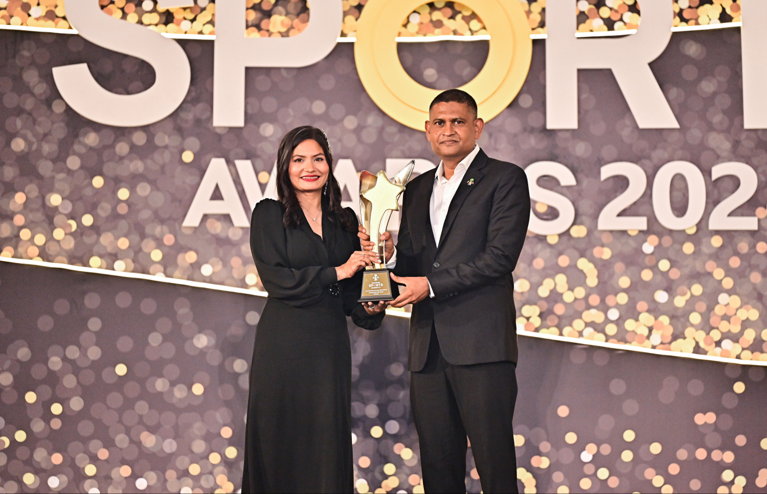 މިދިޔަ އަހަރުގެ އެންމެ މޮޅު އަންހެން ޕޫލް ކުޅުންތެރިޔާ އަށް ހޮވުނު ދީނާ އަހުމަދާ، ޕޮލިސް ކޮމިޝަނަރު ޝުޖާއު އެވޯޑު ހަވާލުކޮށްދެއްވަނީ.--- ފޮޓޯ: ފަޔާޒު މޫސާ | މިހާރު