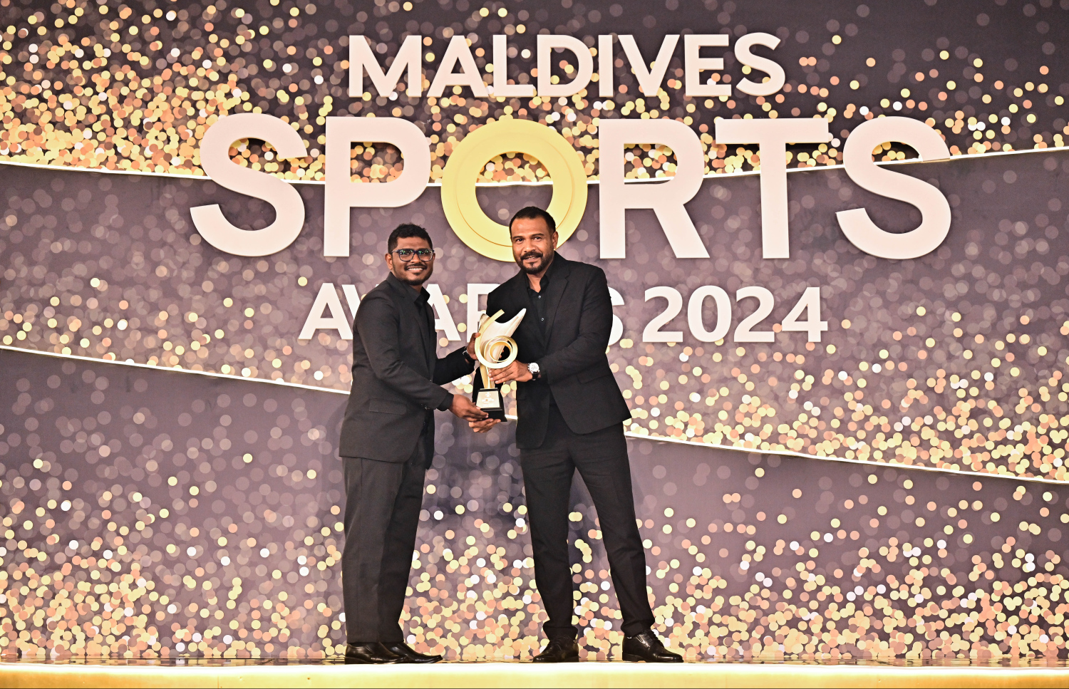 މިދިޔަ އަހަރުގެ ސްޕޯޓްސް އެވޯޑްސްގައި ވިޝުއަލް އާޑްސް ދާއިރާއިން އެވޯޑް ހާސިލް ކުރި ފޮޓޯގްރާފަރު އިސްމާއިލް ތޯރިގް އެވޯޑާ ހަވާލުވަނީ.--- ފޮޓޯ: ފަޔާޒު މޫސާ | މިހާރު