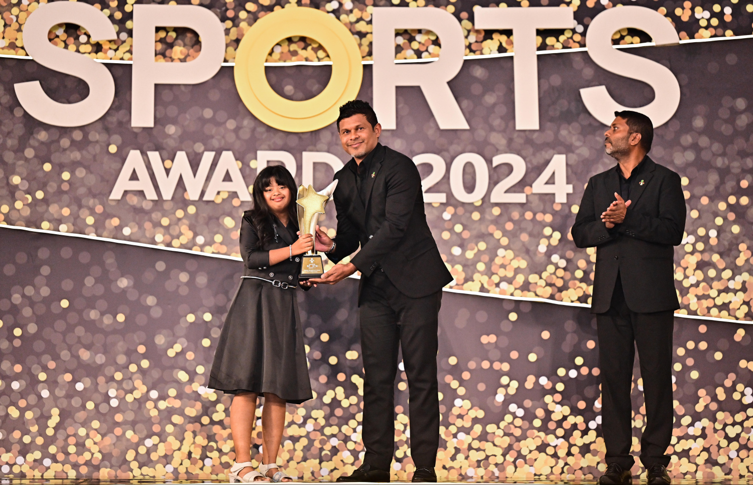 ސްޕެޝަލް އޮލިމްޕިކްގައި މެޑަލް ހޯދި ޒާނާ އަލީ ޝަރީފްއާ ނައިބް ރައީސް ހުސެއިން މުހައްމަދު ލަތީފް އެވޯޑް ހަވަލުކޮށްދެއްވަނީ.--- ފޮޓޯ: ފަޔާޒު މޫސާ | މިހާރު