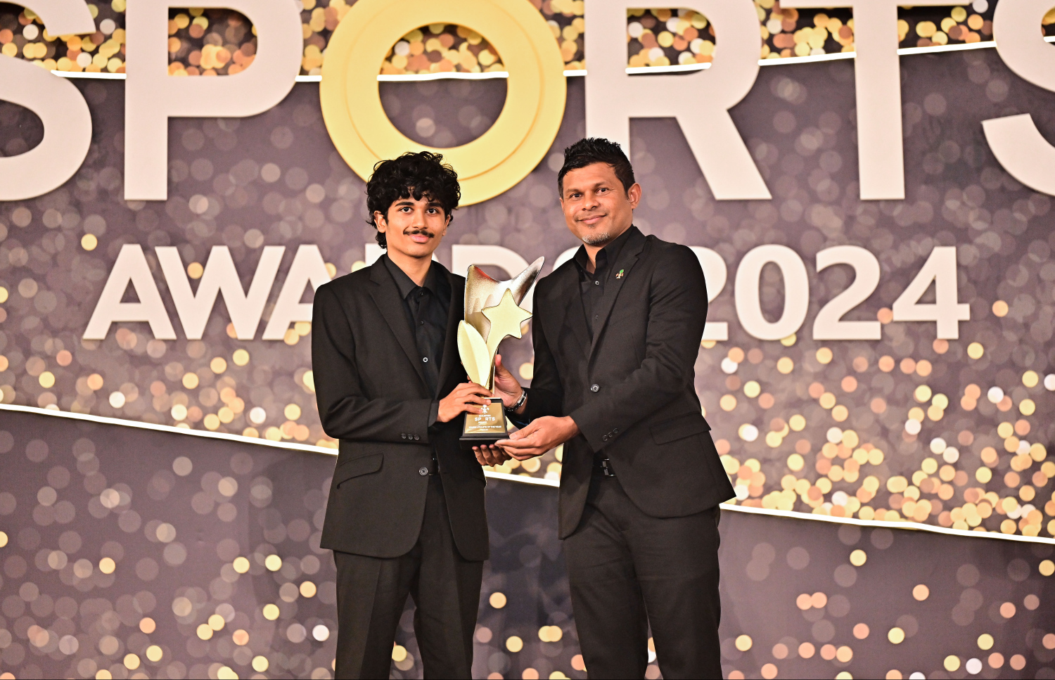 އެންމެ ޒުވާން ފިރިހެން އެތުލީޓާ ނައިބު ރައީސް ހުސައިން މުހައްމަދު ލަތީފު އެވޯޑް ހަވާލުކޮށްދެއްވަނީ.--- ފޮޓޯ: ފަޔާޒު މޫސާ | މިހާރު