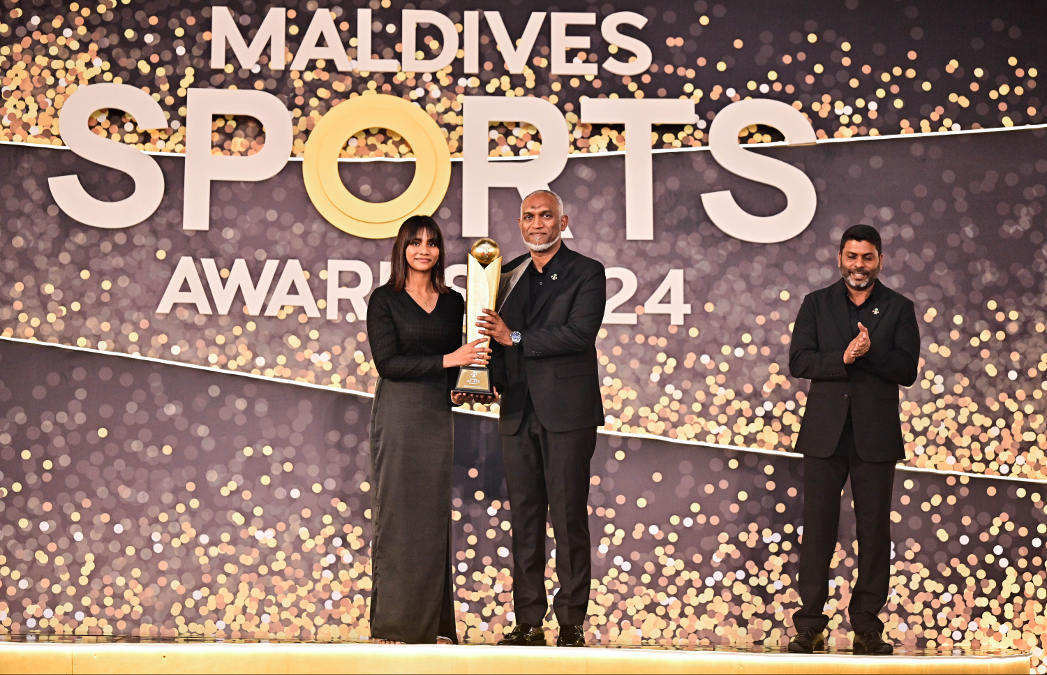 މިދިޔަ އަހަރުގެ އެންމެ މޮޅު އަންހެން އެތްލީޓަކަށް ހޮވުނު ޓީޓީ ކުޅުންތެރިޔާ ފާތިމަދު ދީމާ އަލީއާ ރައީސް މުއިއްޒު އެވޯޑު ހަވާލުކޮށްދެއްވަނީ.--- ފޮޓޯ: ފަޔާޒު މޫސާ | މިހާރު