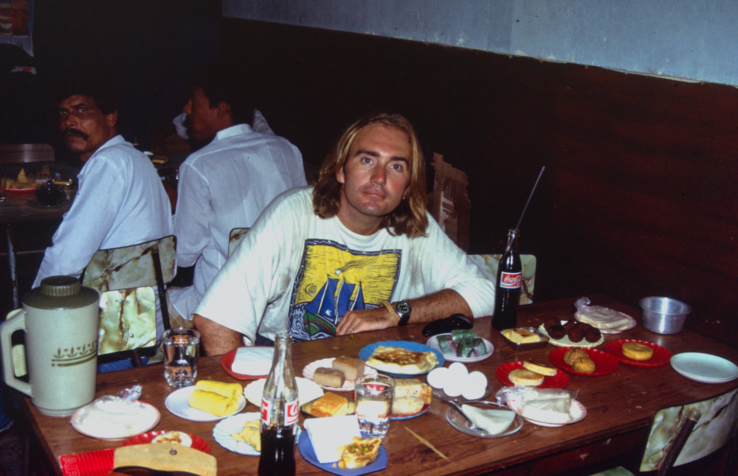 ދަނބުމާ ކެފޭގައި މުއާ ސައި ބޮނީ. --ފޮޓޯ: ޕީޓާ މުއާ ބްލޮގް.