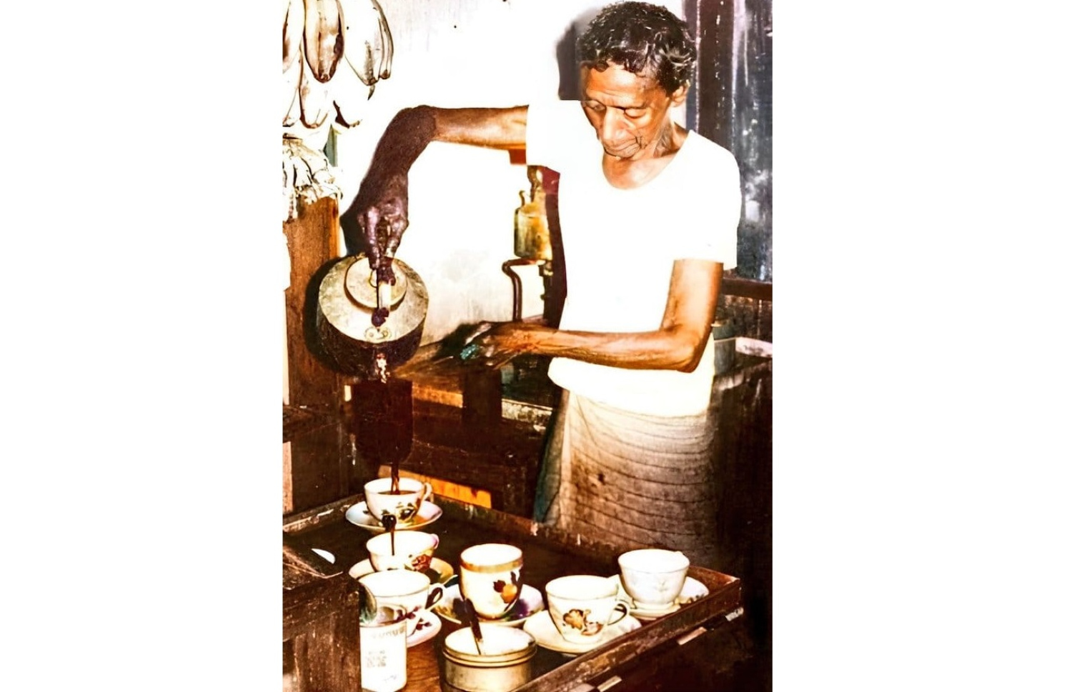 ކުޑަ ހުސައިނު އޭނާގެ ސައި ފިހާރައިގައި ސައި ގިރަނީ. --ފޮޓޯ: ދިވެހި ޑައިޖެސްޓްސް